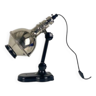 Lampe articulée directionnelle en chrome nickelé et bakélite noir,  avec contrepoids en fonte