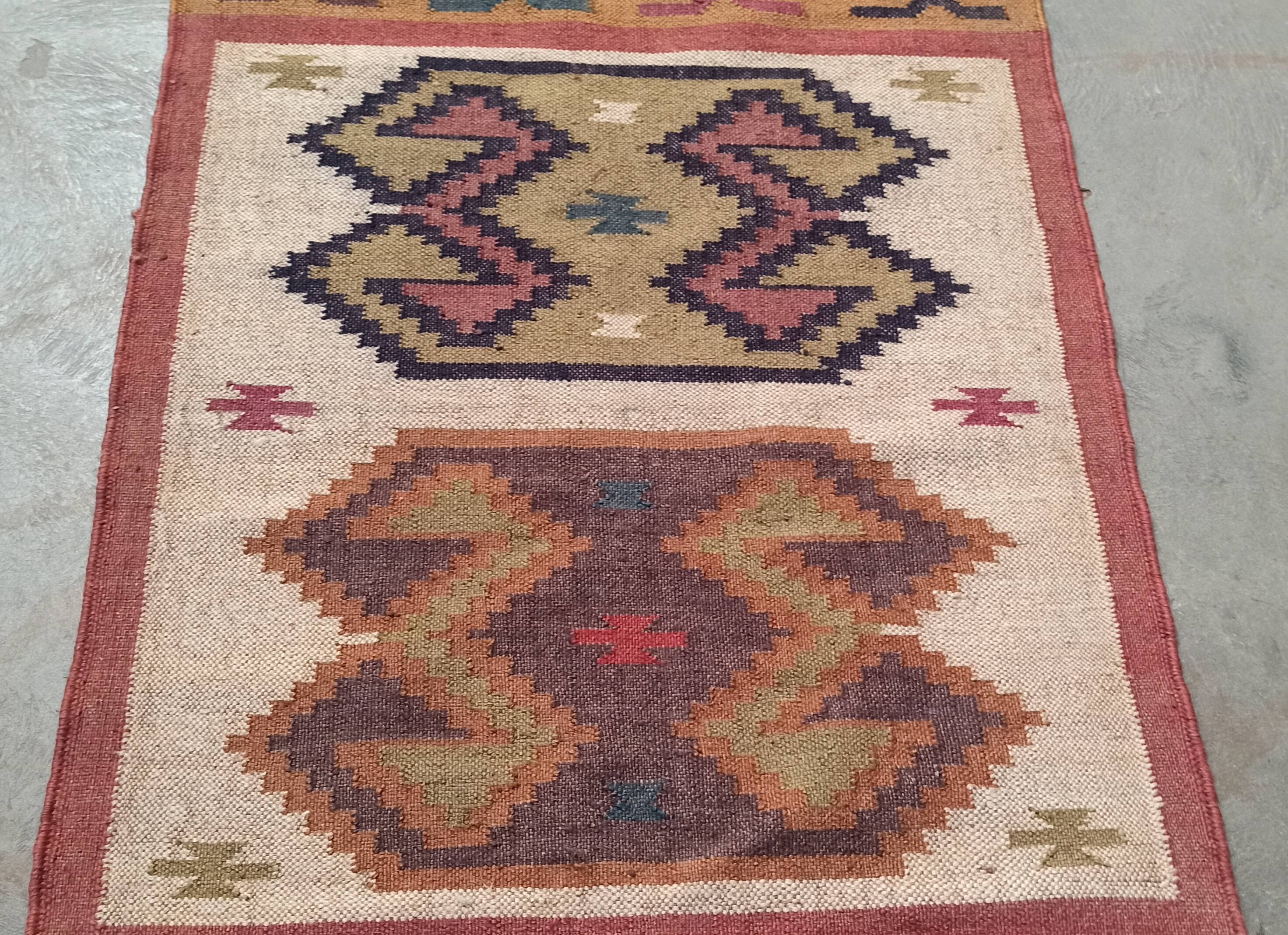 Tapis kilim en toile de jute et coton. 93cm x 162cm