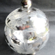 Bonbonnière en verre ciselée de marguerites, boule sur 3 pieds, peinture argent