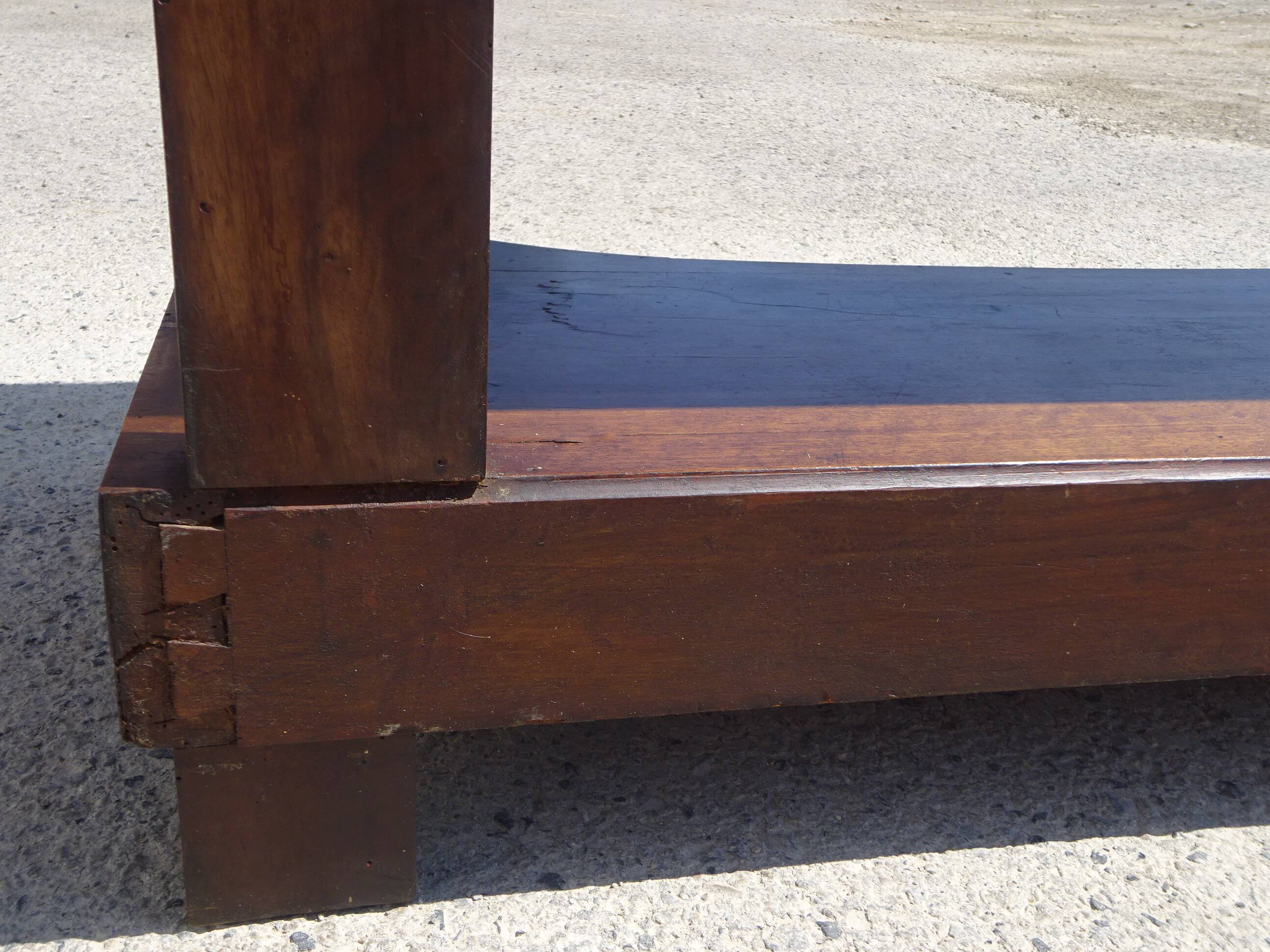 Console époque Restauration, style  Charles X en noyer avec marbre griotte