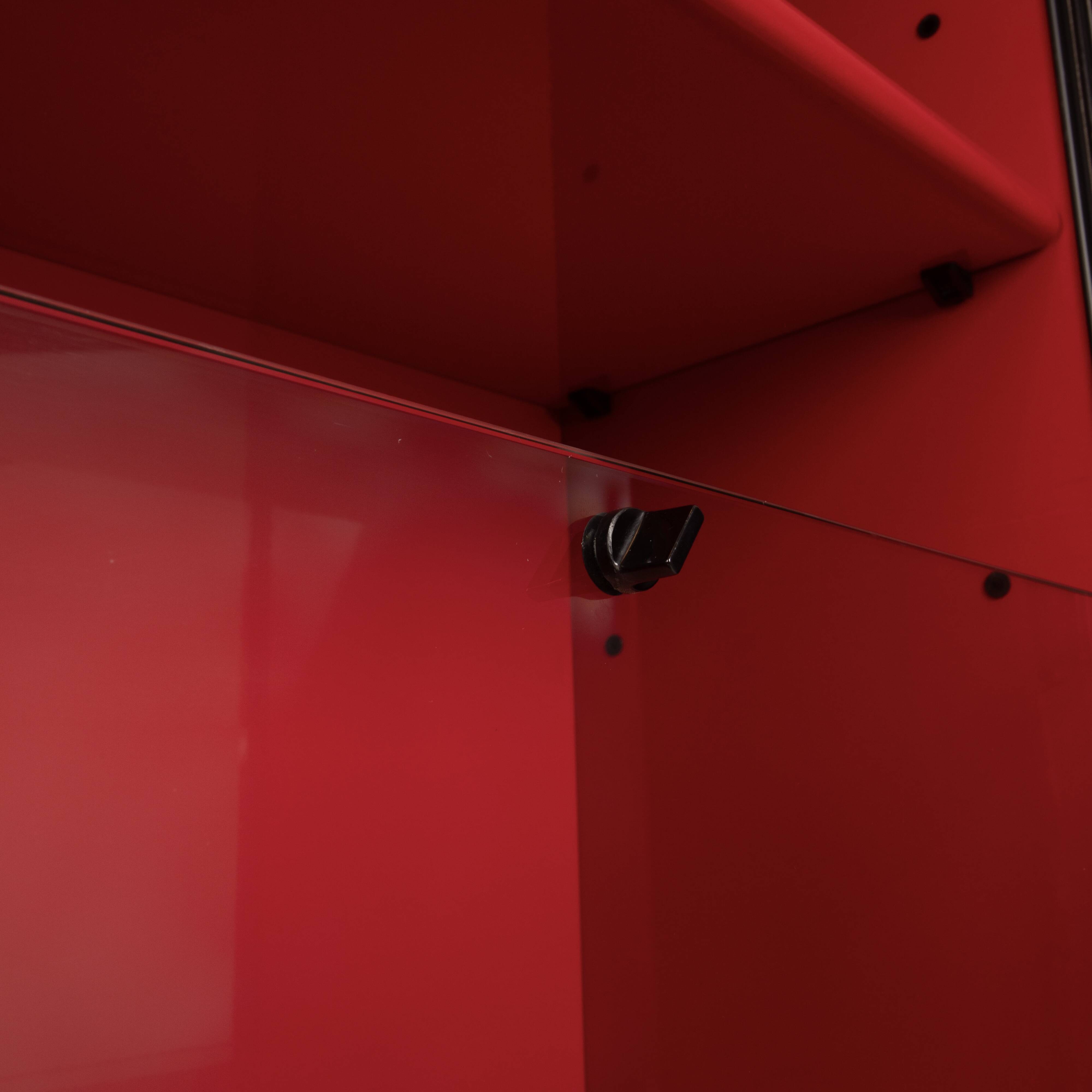 Double-face rotating display cabinet in red lacquer by Arflex, 1980s