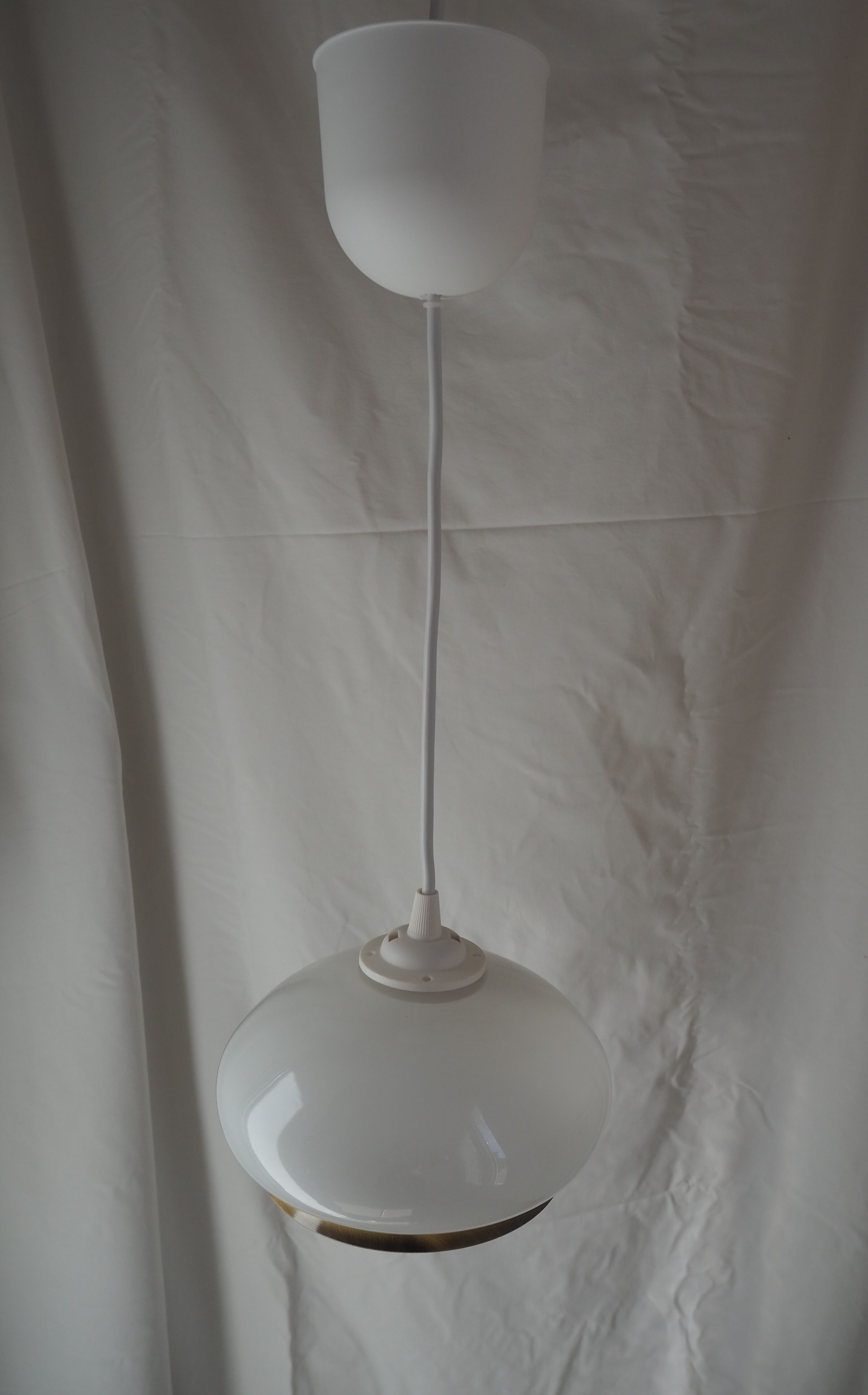 White opaline suspension and aged brass rim
