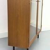 Armoire danoise en teck avec portes vitrées attribuée à Kai Winding, années 1960