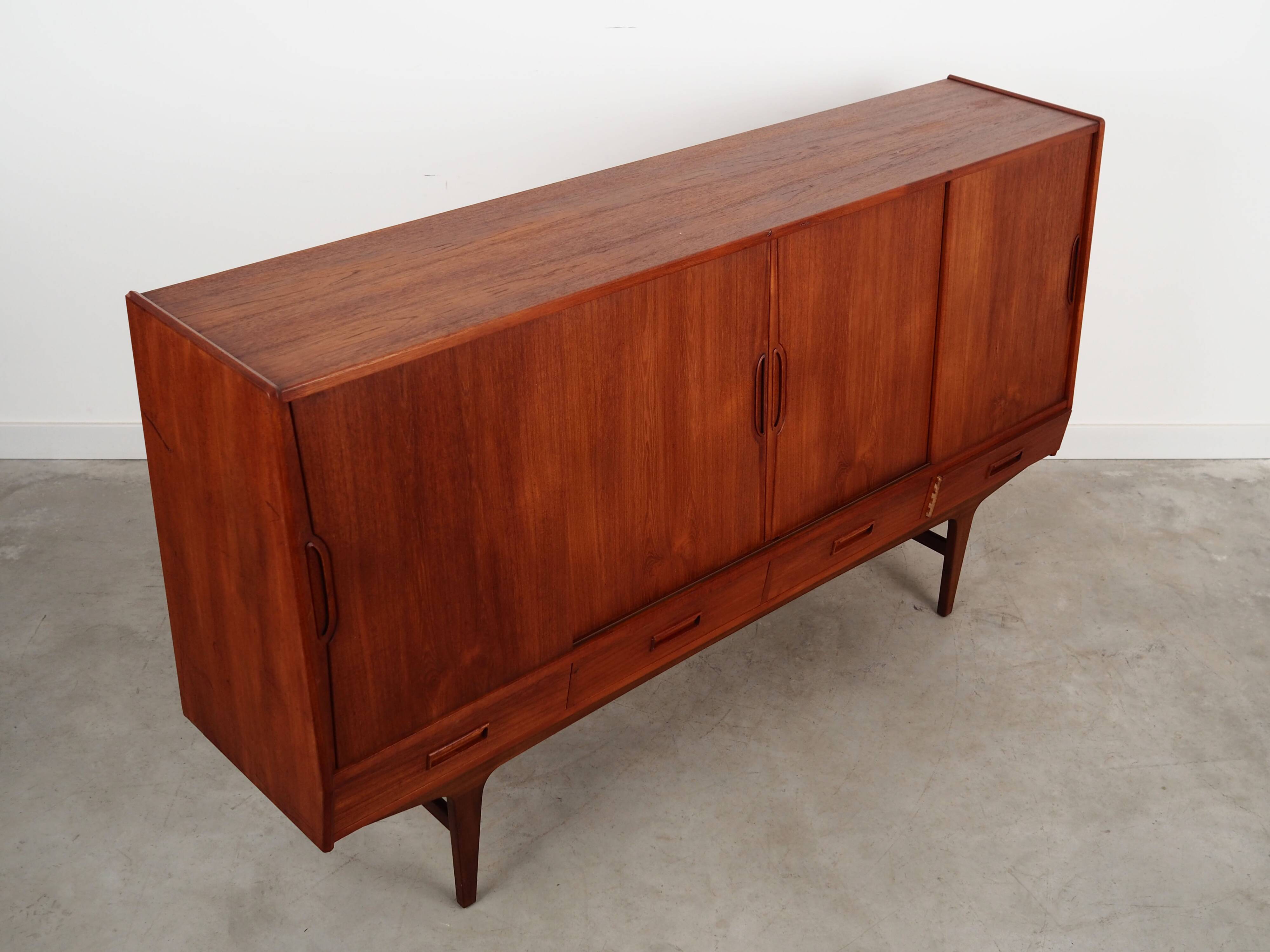Buffet haut en teck, design danois, années 1970, fabriqué par Børge Dam