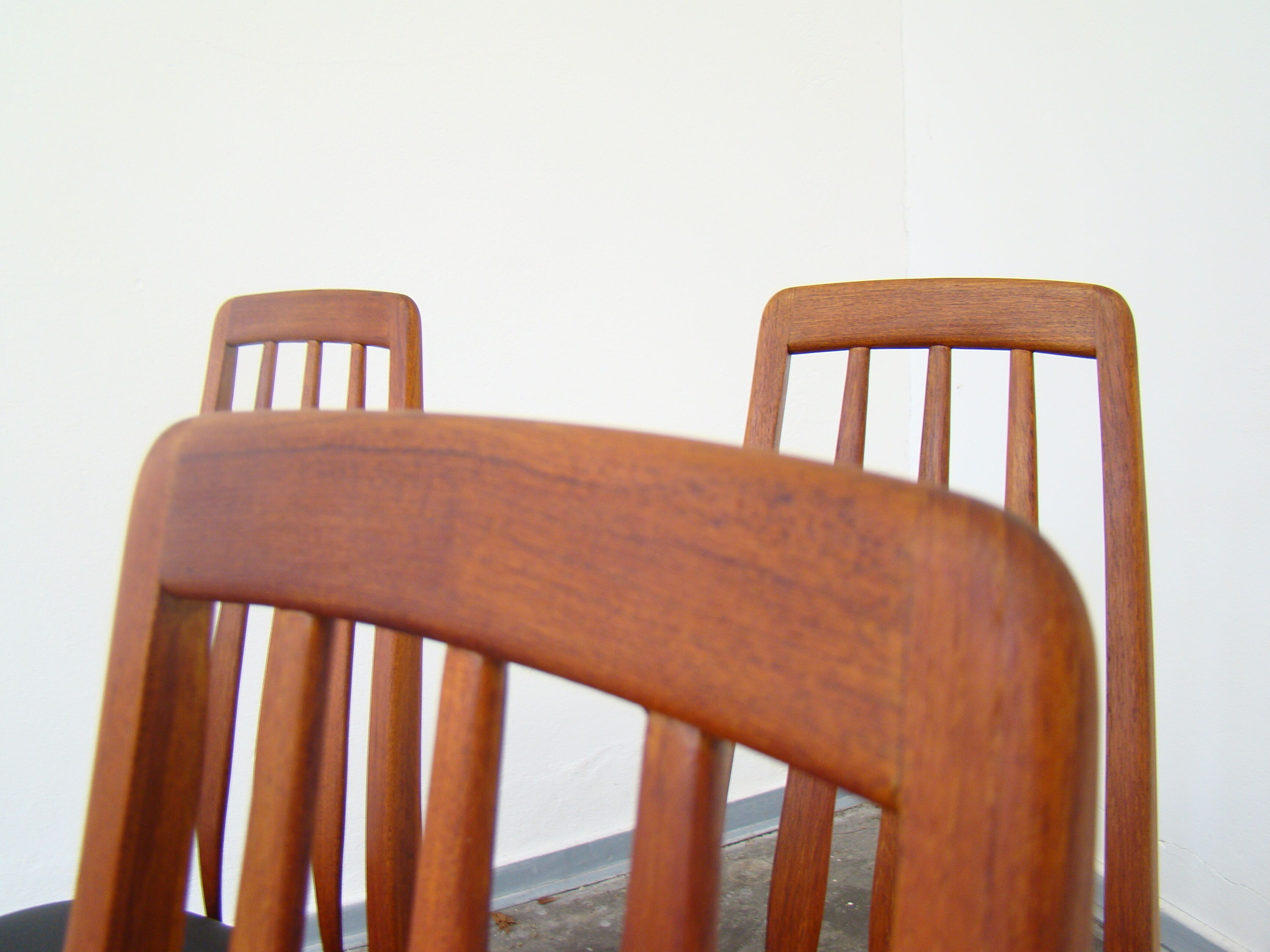 Suite de 4 chaises en teck par Niels Koefoed modèle Eva