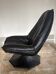 Chaise pivotante en cuir noir, style Artifort