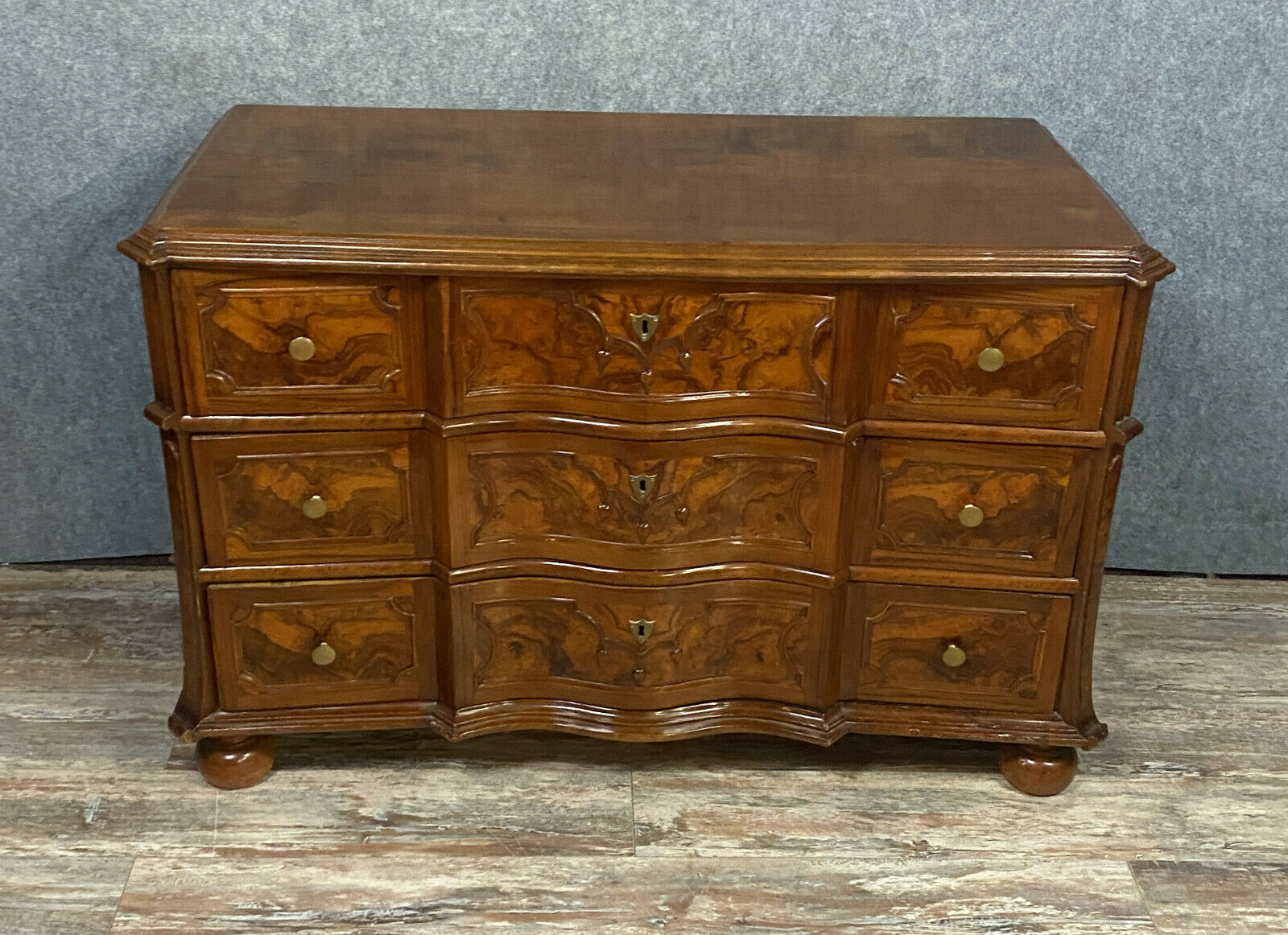Commodity Mazarine Arbalet louis XIV era in walnut marquetry around 1720