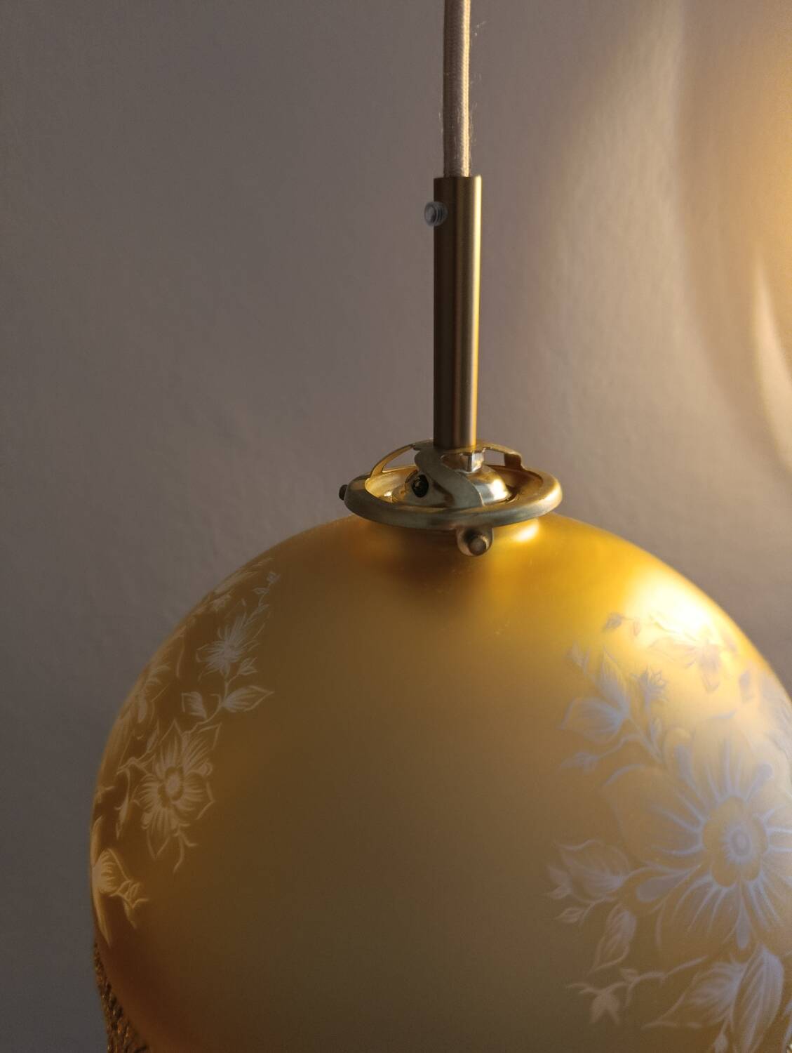 Suspension belle époque verre dépoli jaune doré, franges perlées