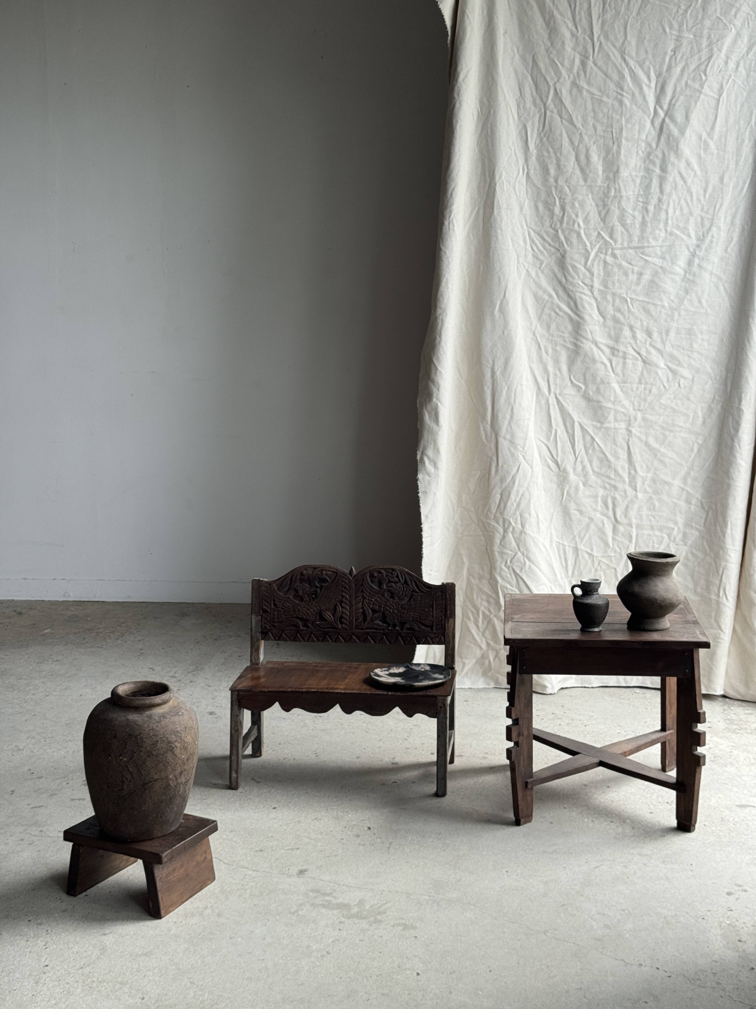 Mini banc à dossier sculpté à motif d'oiseaux stylisés H58 L61