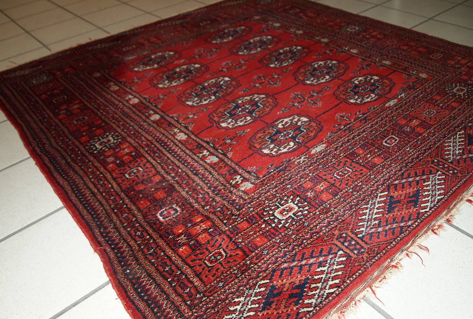 Tapis vintage fait main Tekke en laine rouge (109cm x 112cm) – Années 1970