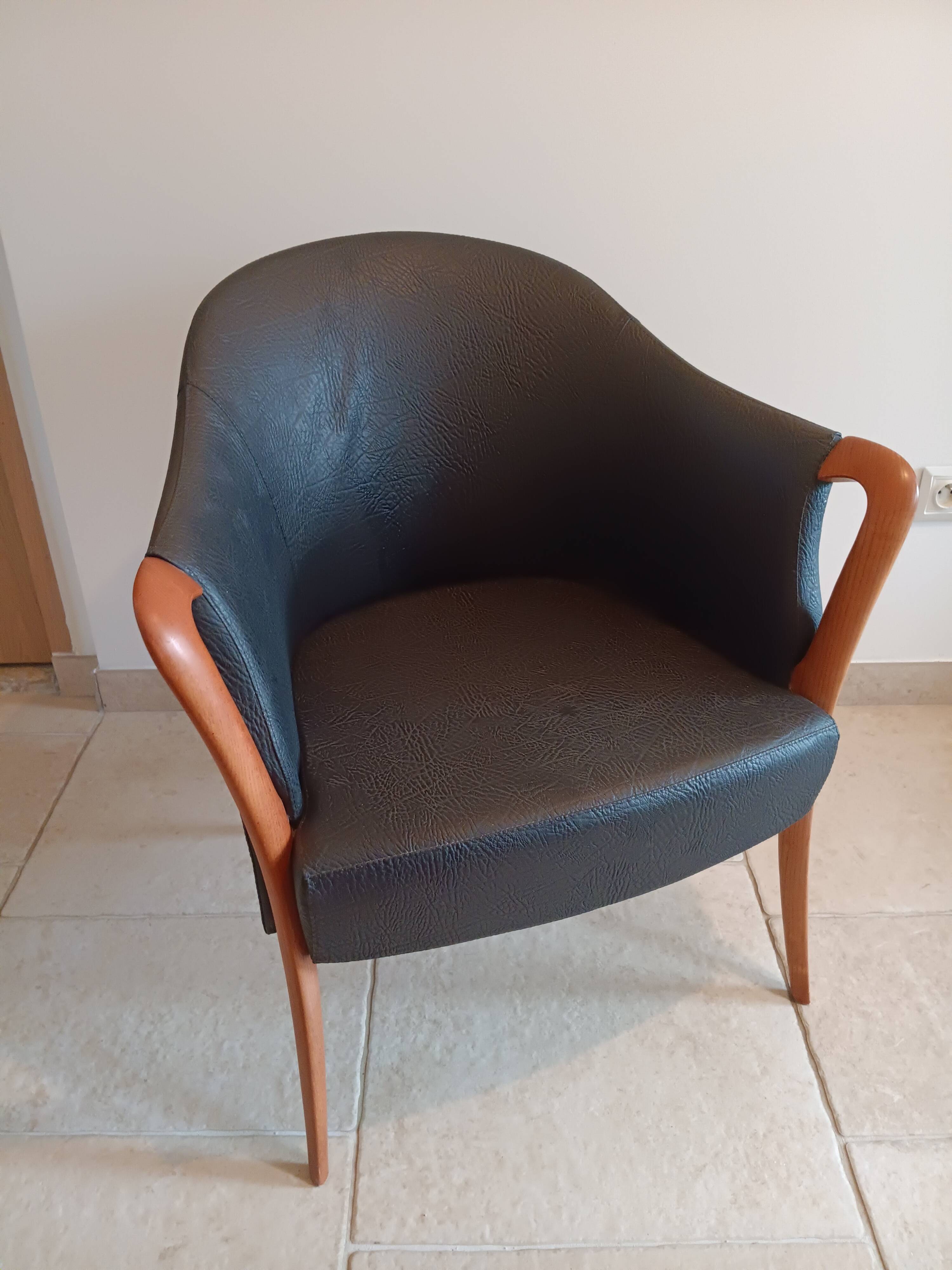 Pair of leather and wood armchairs in the Umberto Asnago style.