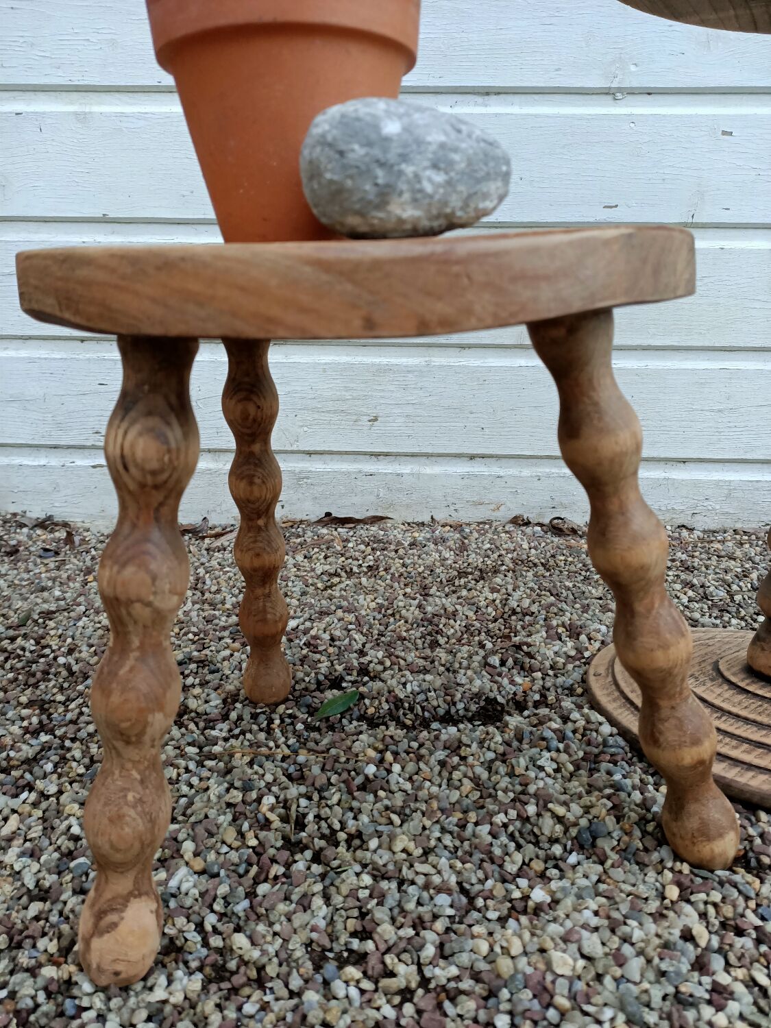 Peestal table and 2 tripod stools