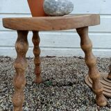 Peestal table and 2 tripod stools
