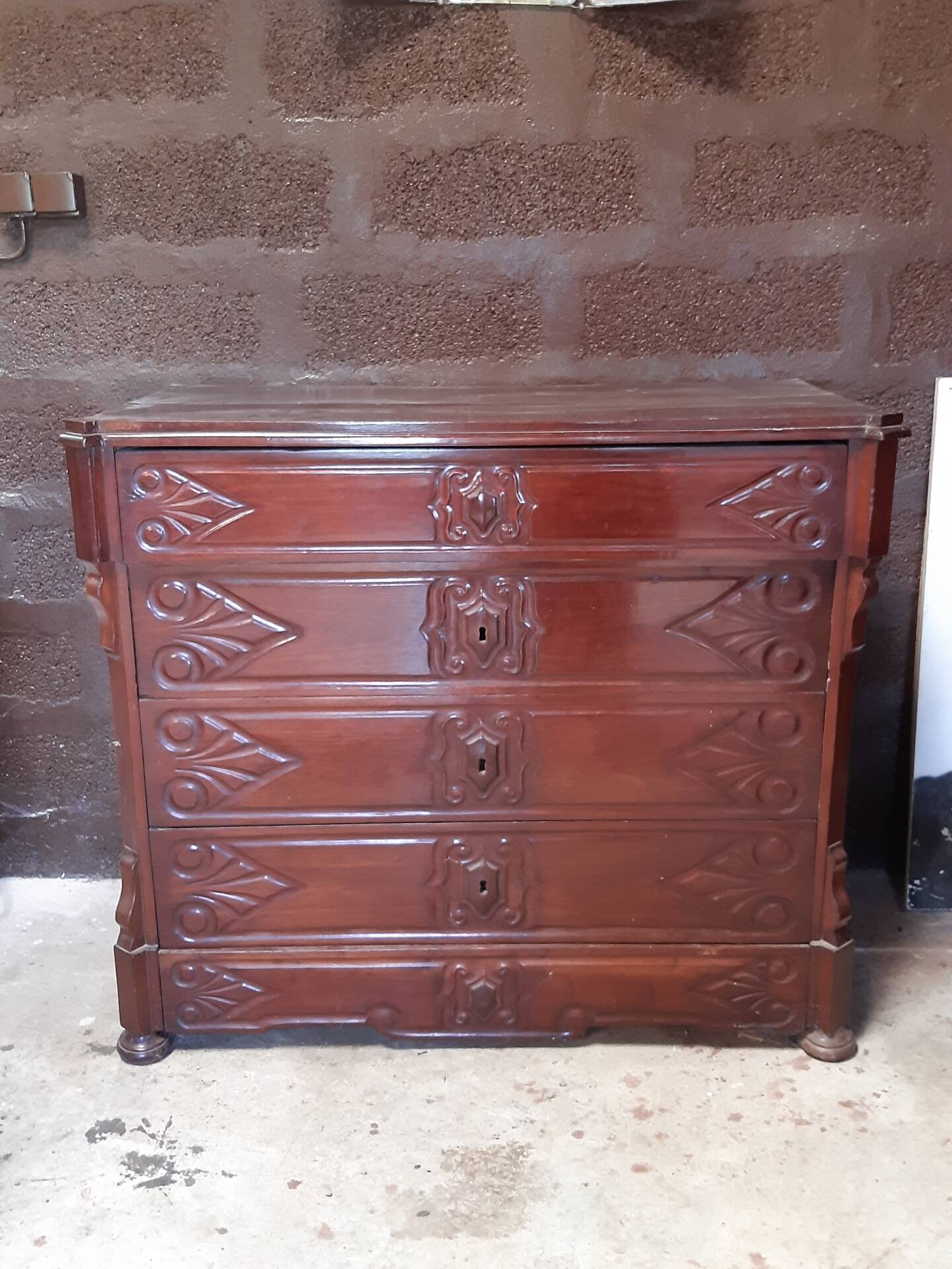 Chest of drawers with 5 drawers.