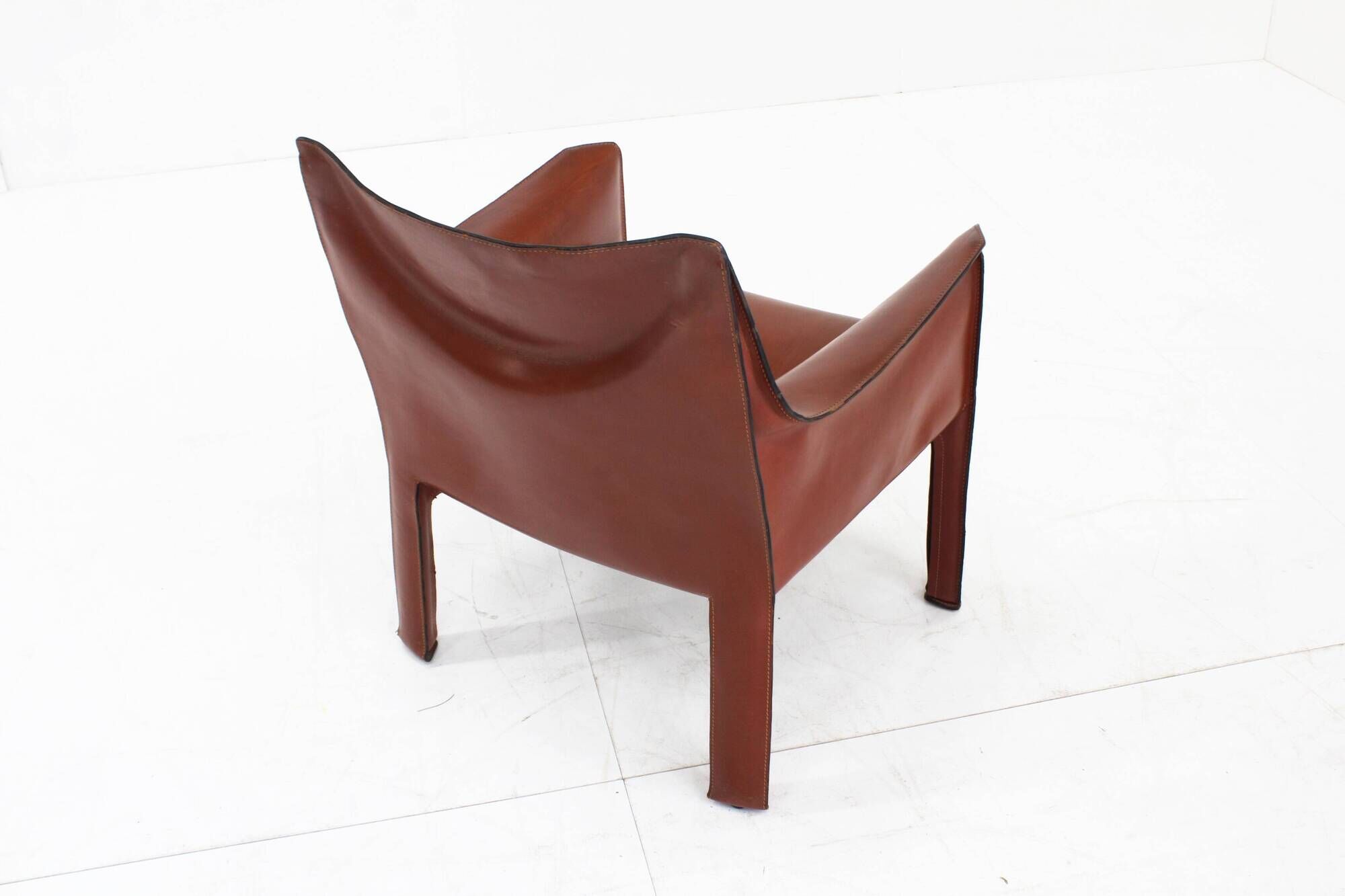 Fauteuil Cassina Cab 414 de Mario Bellini en cuir bordeaux Ital