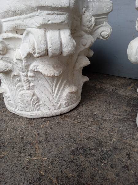 Paire 2 chapiteau corinthien ciment peint / table basse