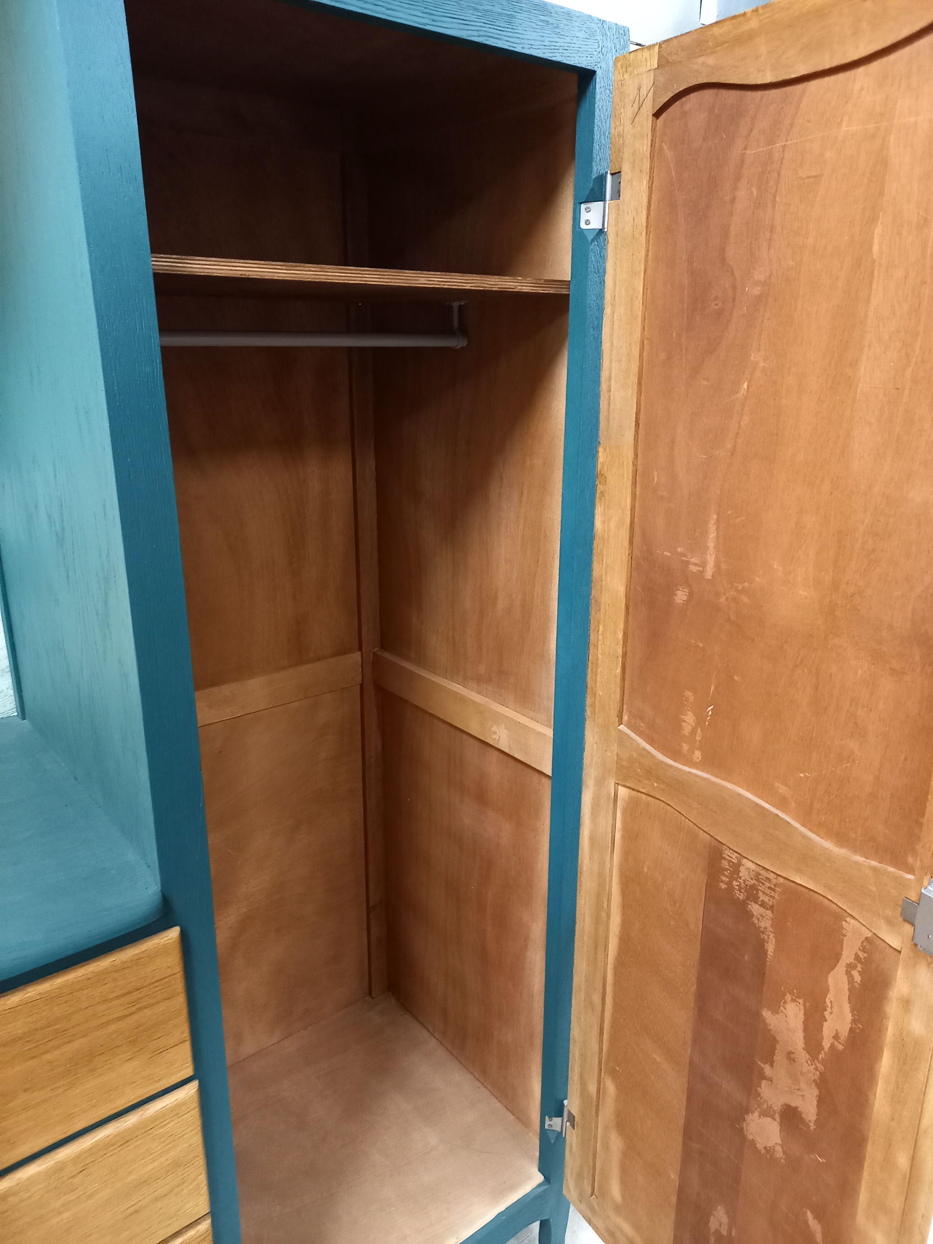 Skated cabinet-commode