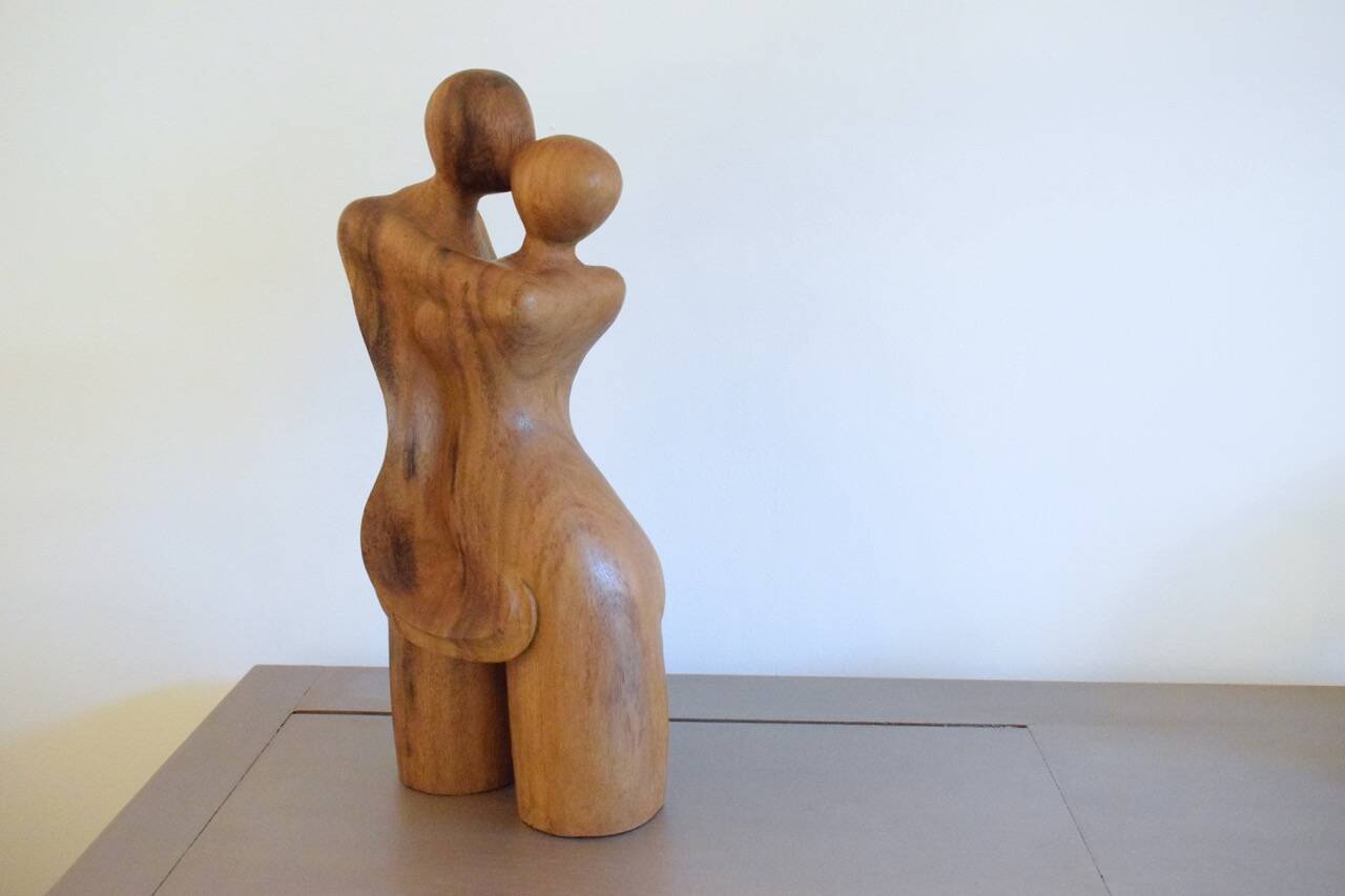 Le baiser sculpture en bois