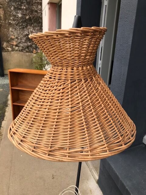 Rattan lamppost