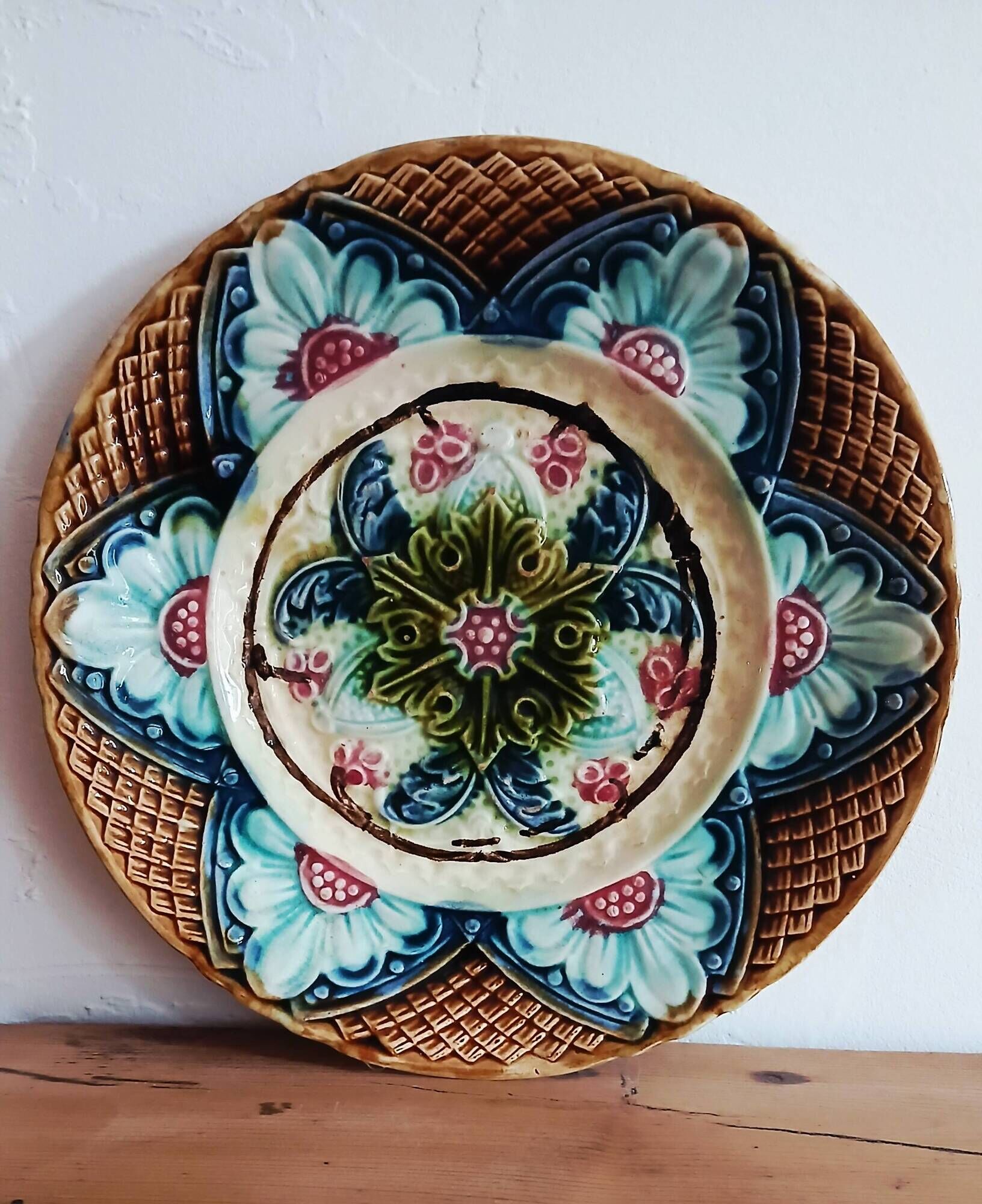 Majolica barbotine plate, French