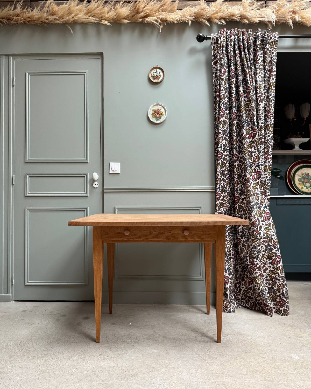 Bureau vintage aux pieds fuseaux, rénové