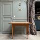 Bureau vintage aux pieds fuseaux, rénové