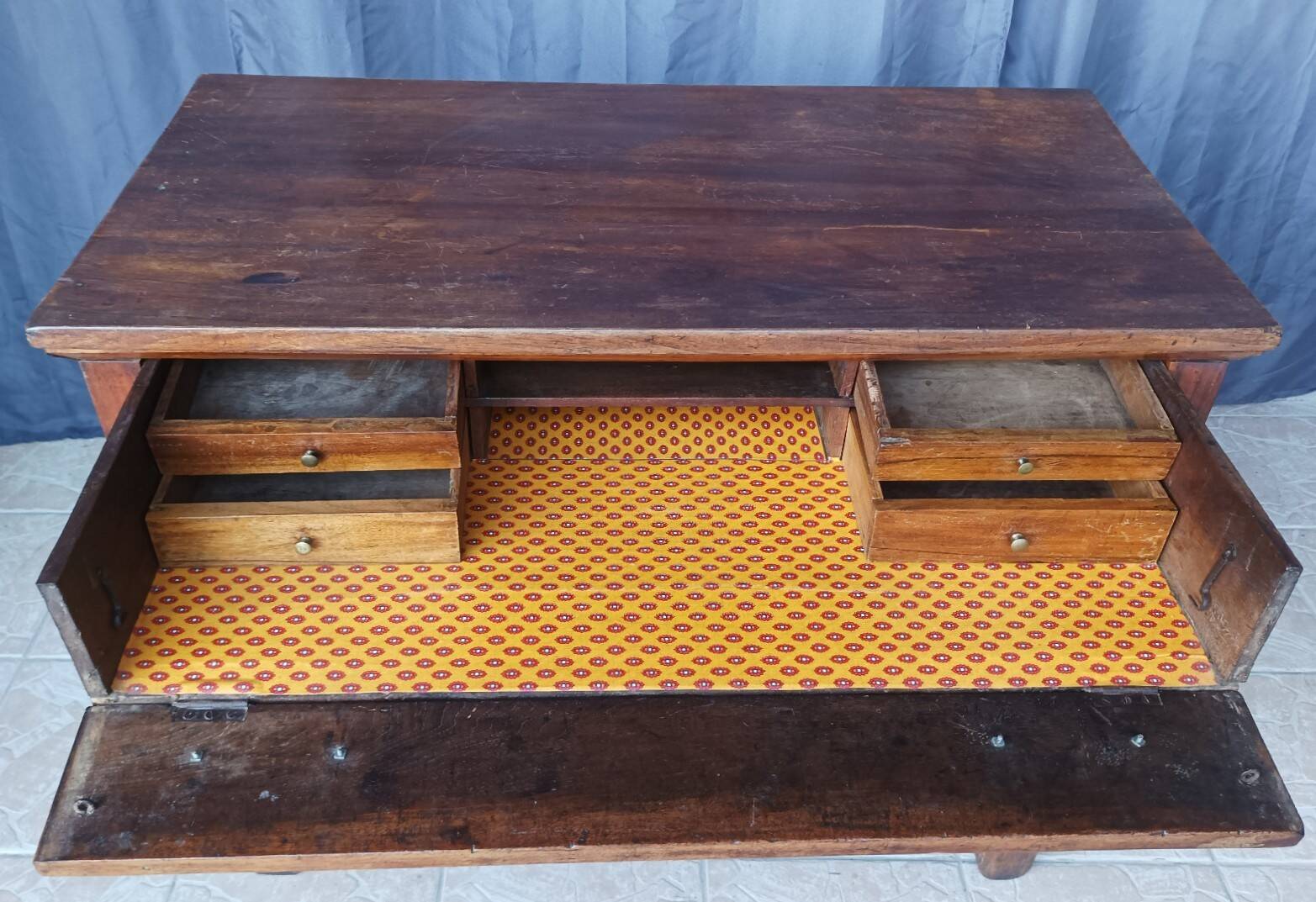Secretary commode with a cross design from the Restoration period in walnut.