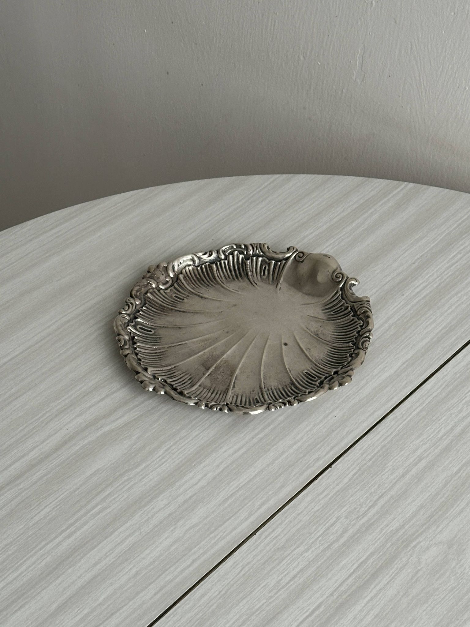 plat rond décor coquillage métal argenté