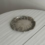 plat rond décor coquillage métal argenté