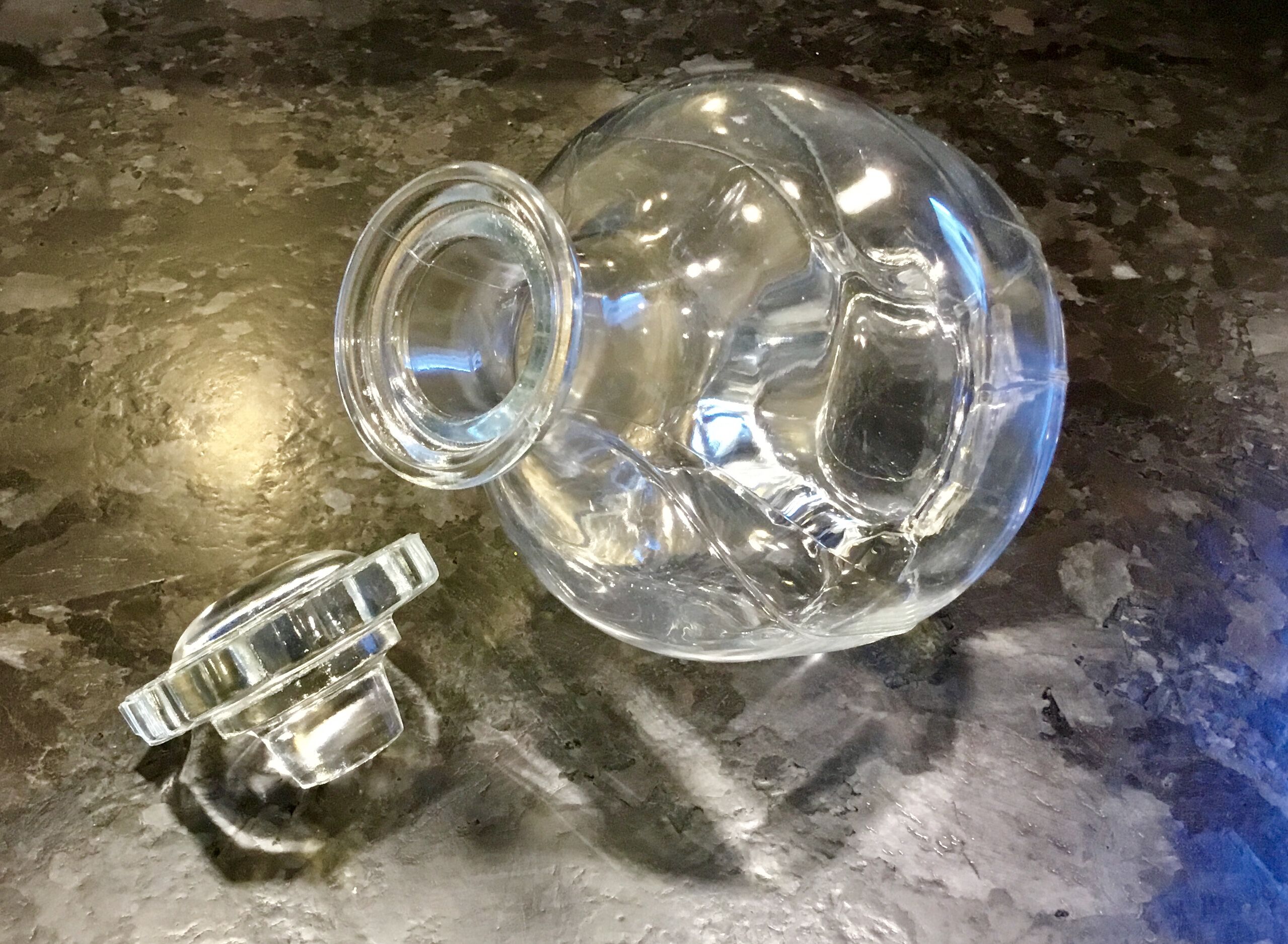 Carafe art deco en verre avec bouchon