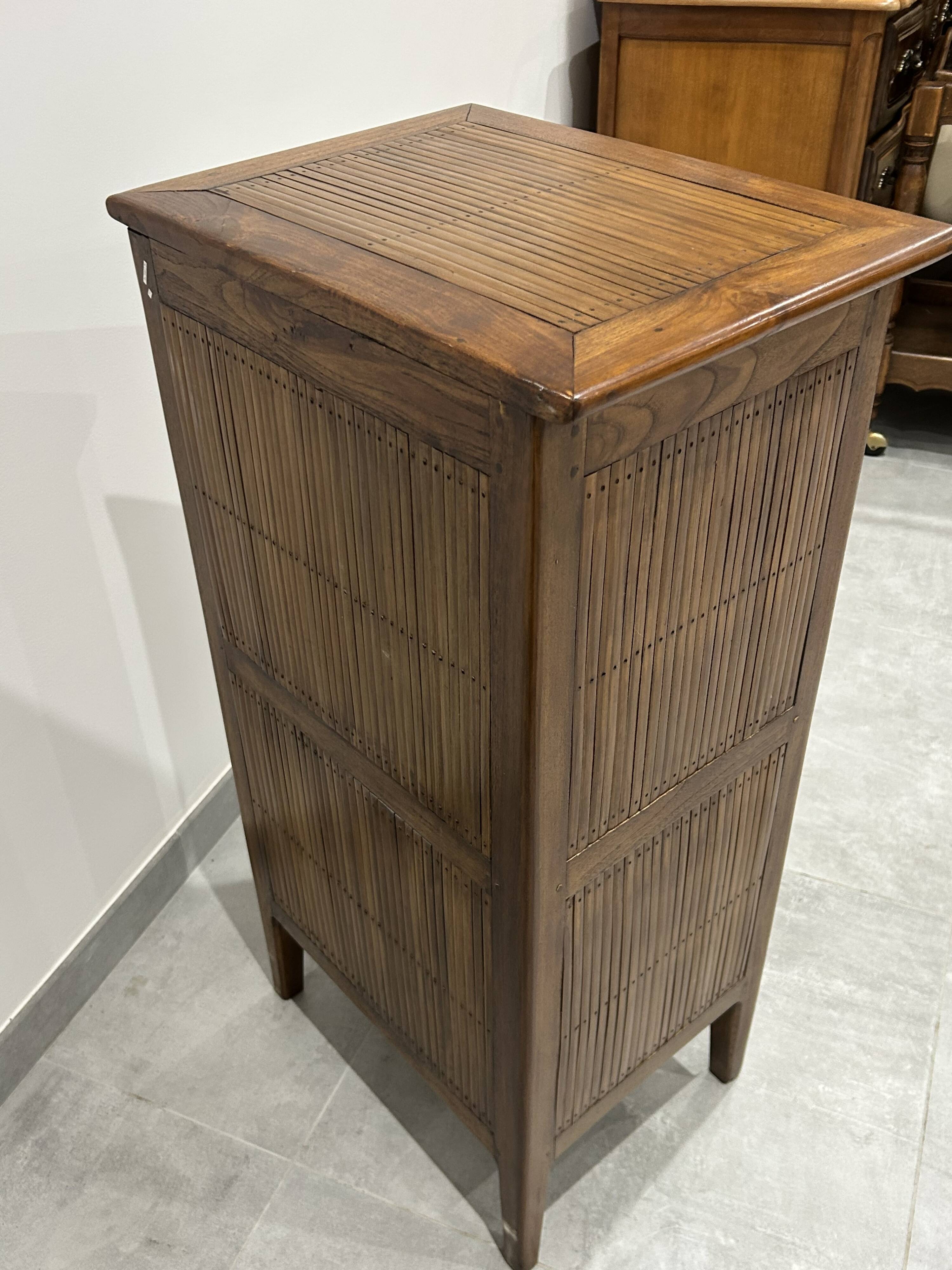 Meuble d'appoint en bois exotique