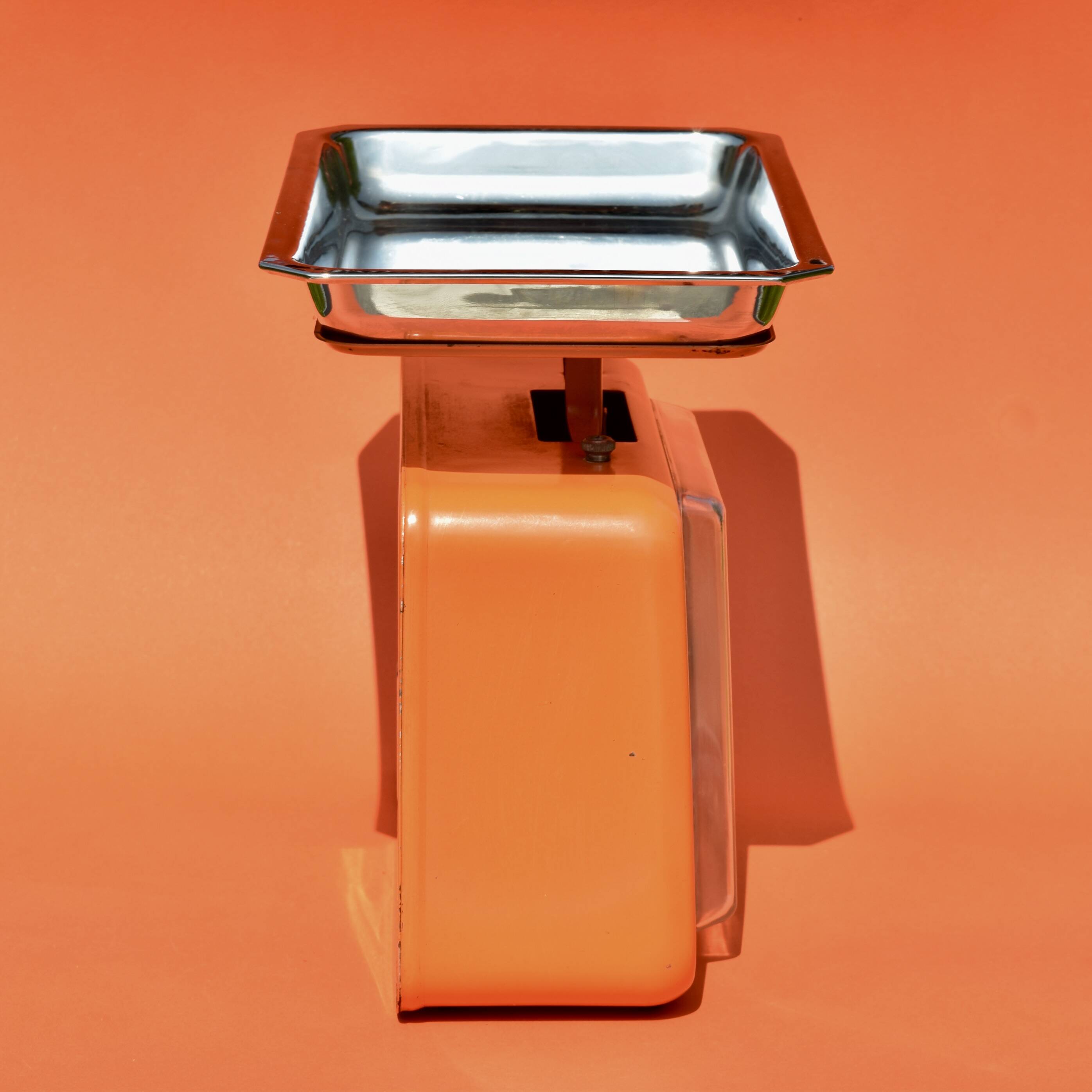 Stube - vintage household scale in orange painted metal - force 10 - 1960s