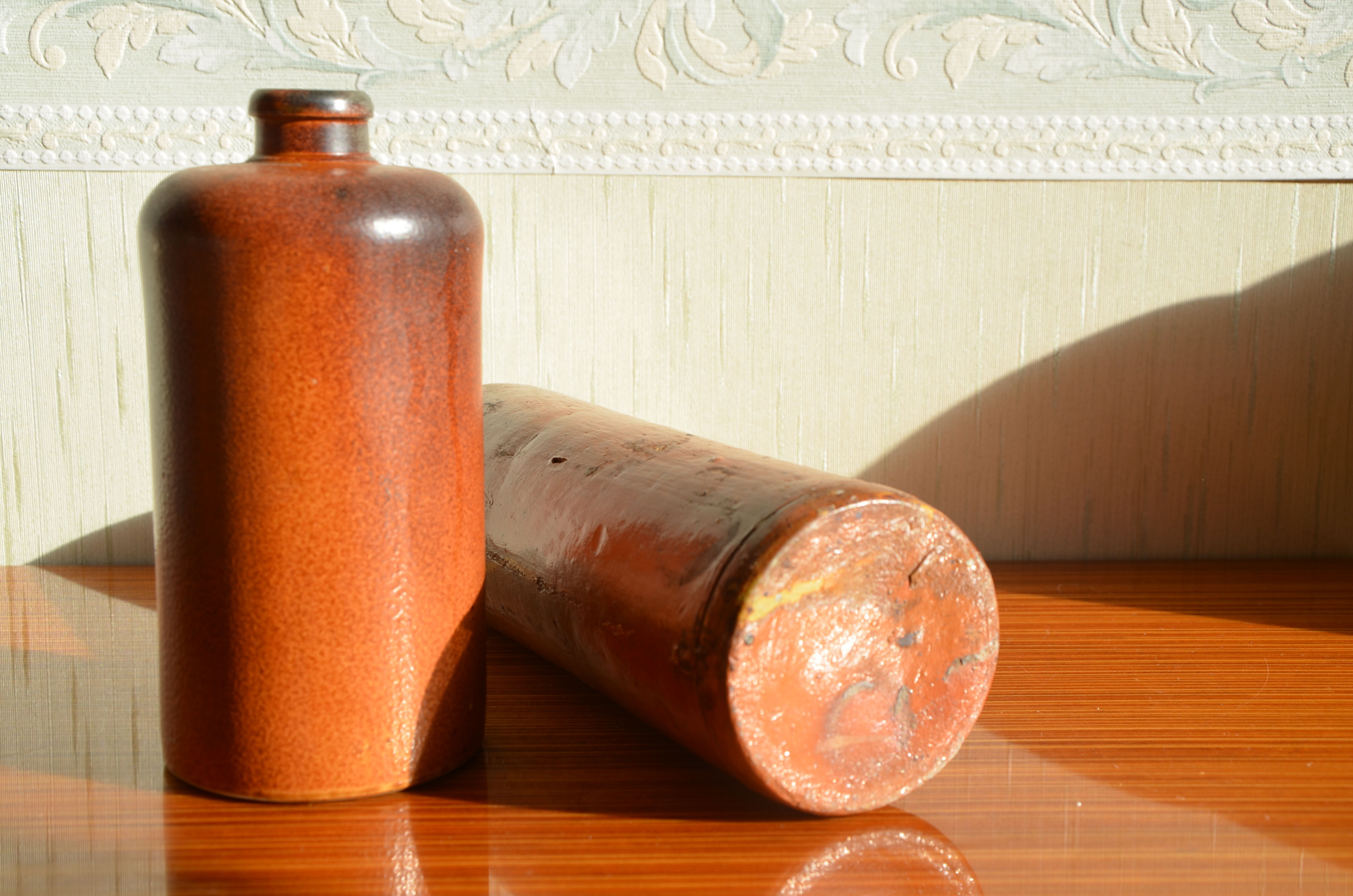 Lot de deux bouteilles en grès émaillé