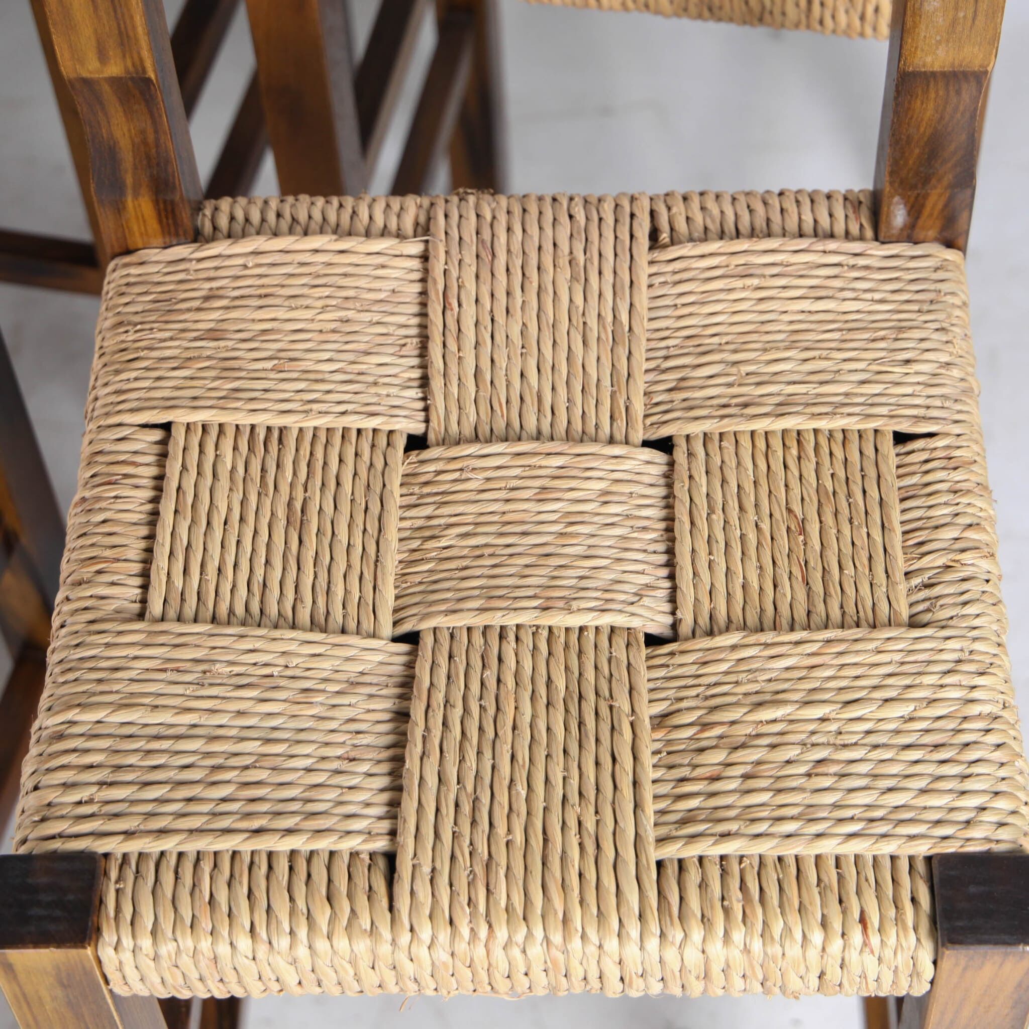 Suite de 8 tabourets en corde