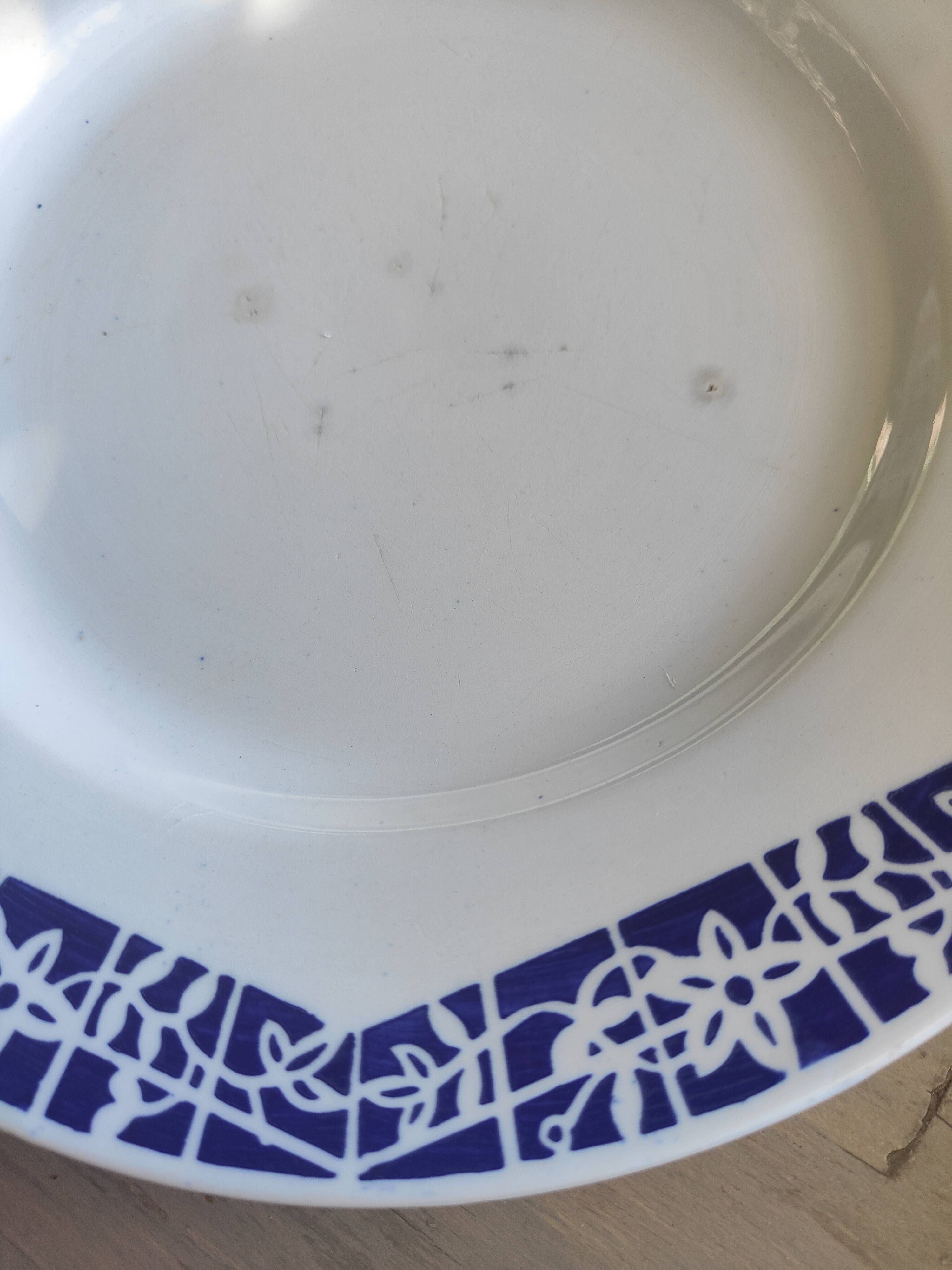 Set of 3 iron earth flat plates Faïencerie Niderviller. Blue and white “Art Deco” decor.