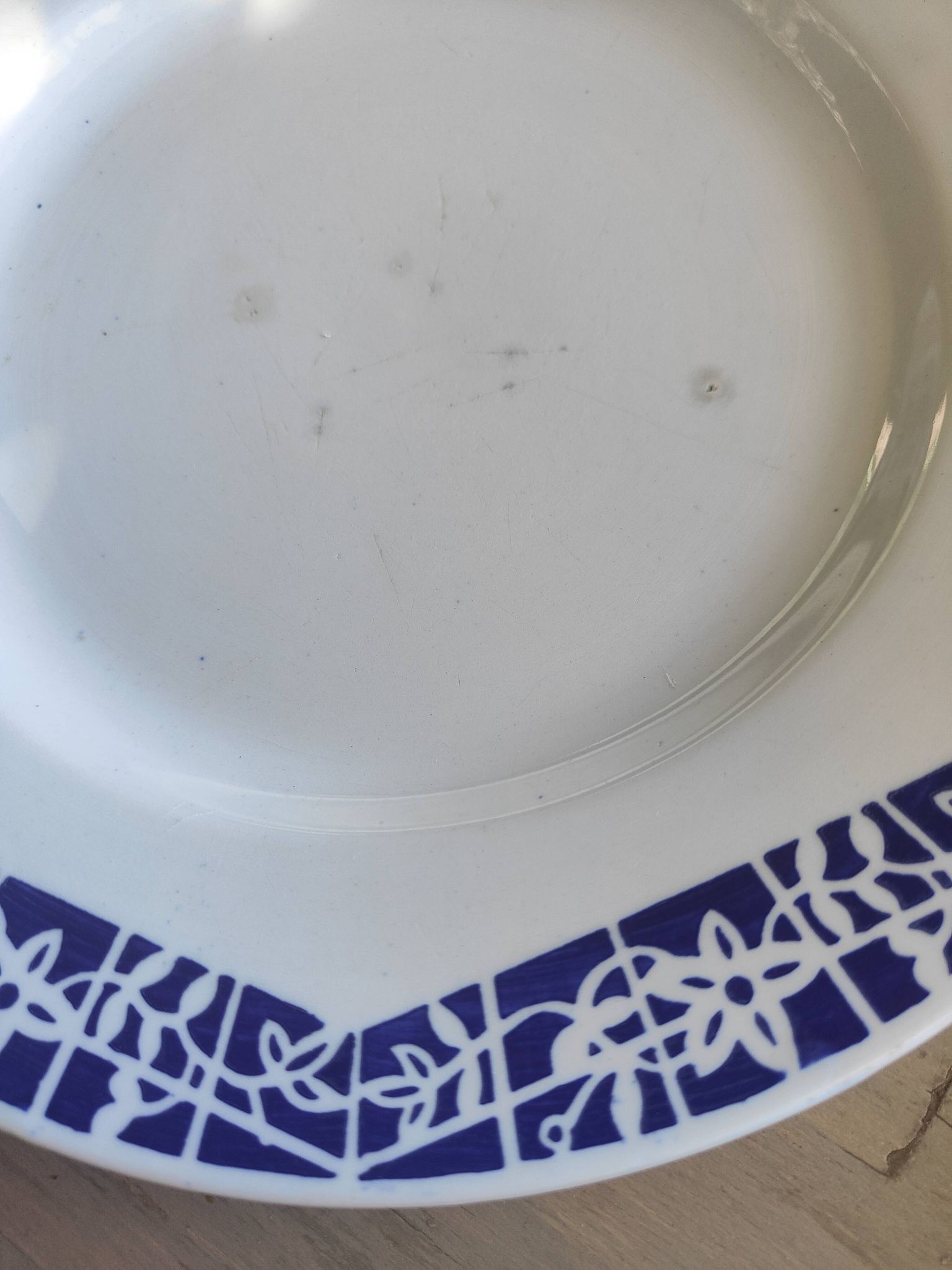 Set of 3 iron earth flat plates Faïencerie Niderviller. Blue and white “Art Deco” decor.
