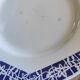 Lot de 3 assiettes plates terre de fer Faïencerie Niderviller. Décor "Art déco" bleu et blanc.