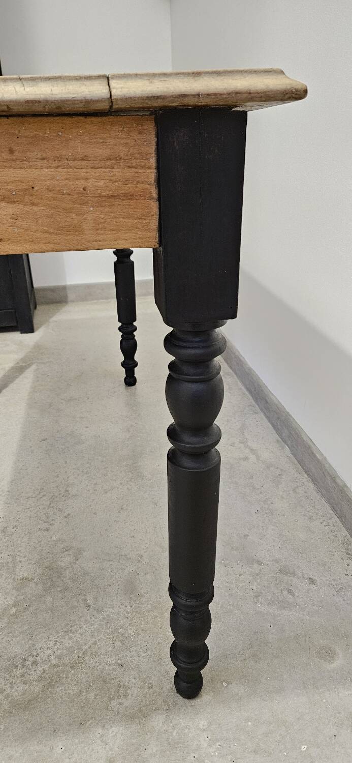 Antique farmhouse table in solid oak with turned legs