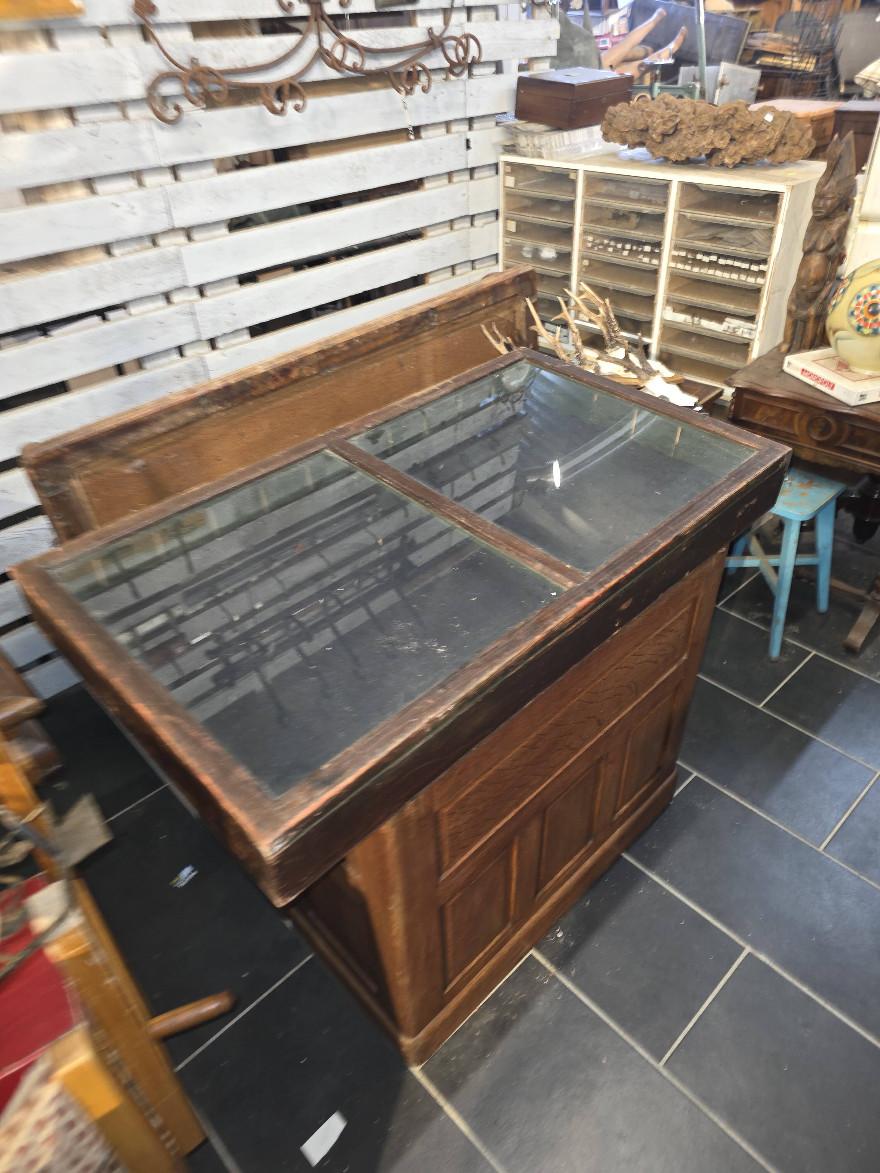 Vitrine ancienne de magasin en bois