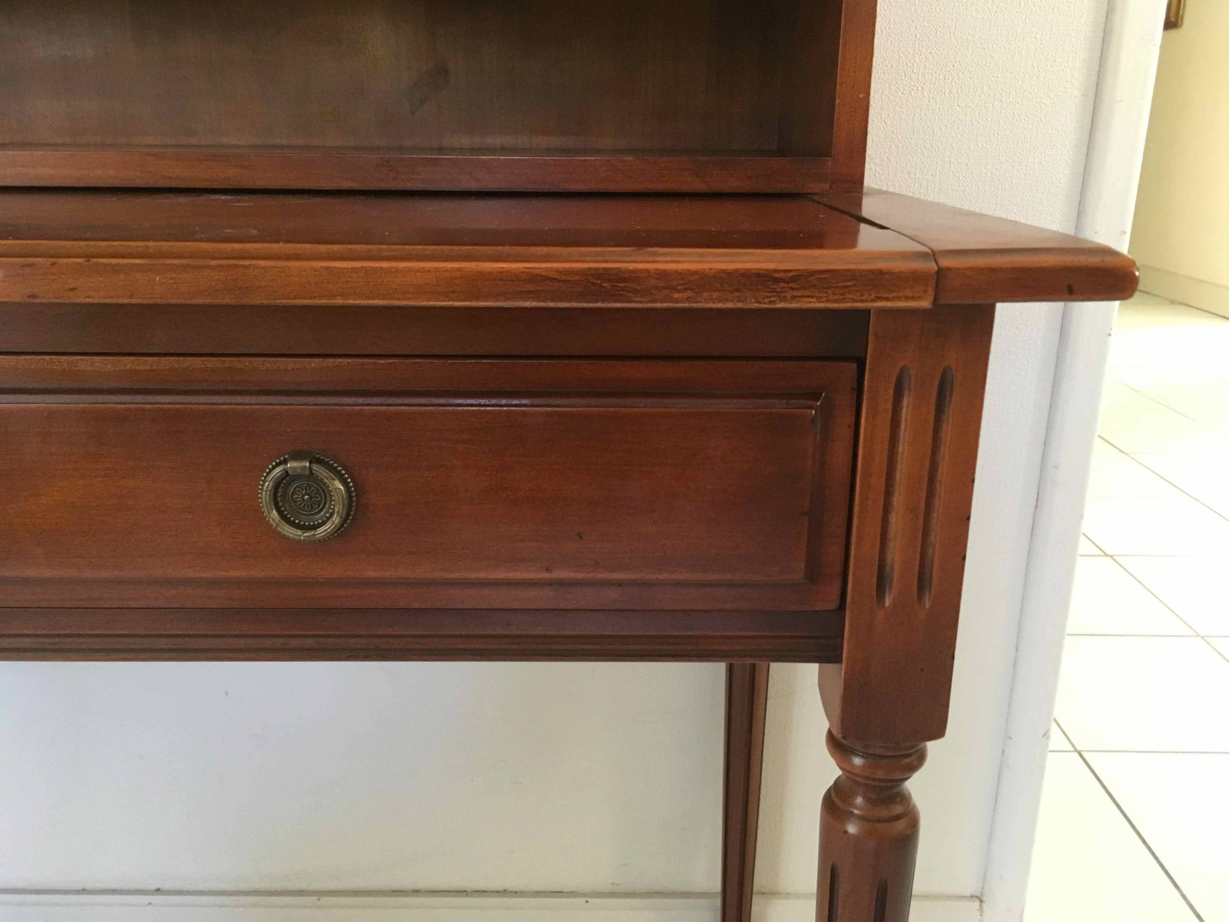 Petit bureau à gradin en merisier 1970
