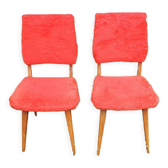 2 anciennes chaises ‘moumoute’ rouges