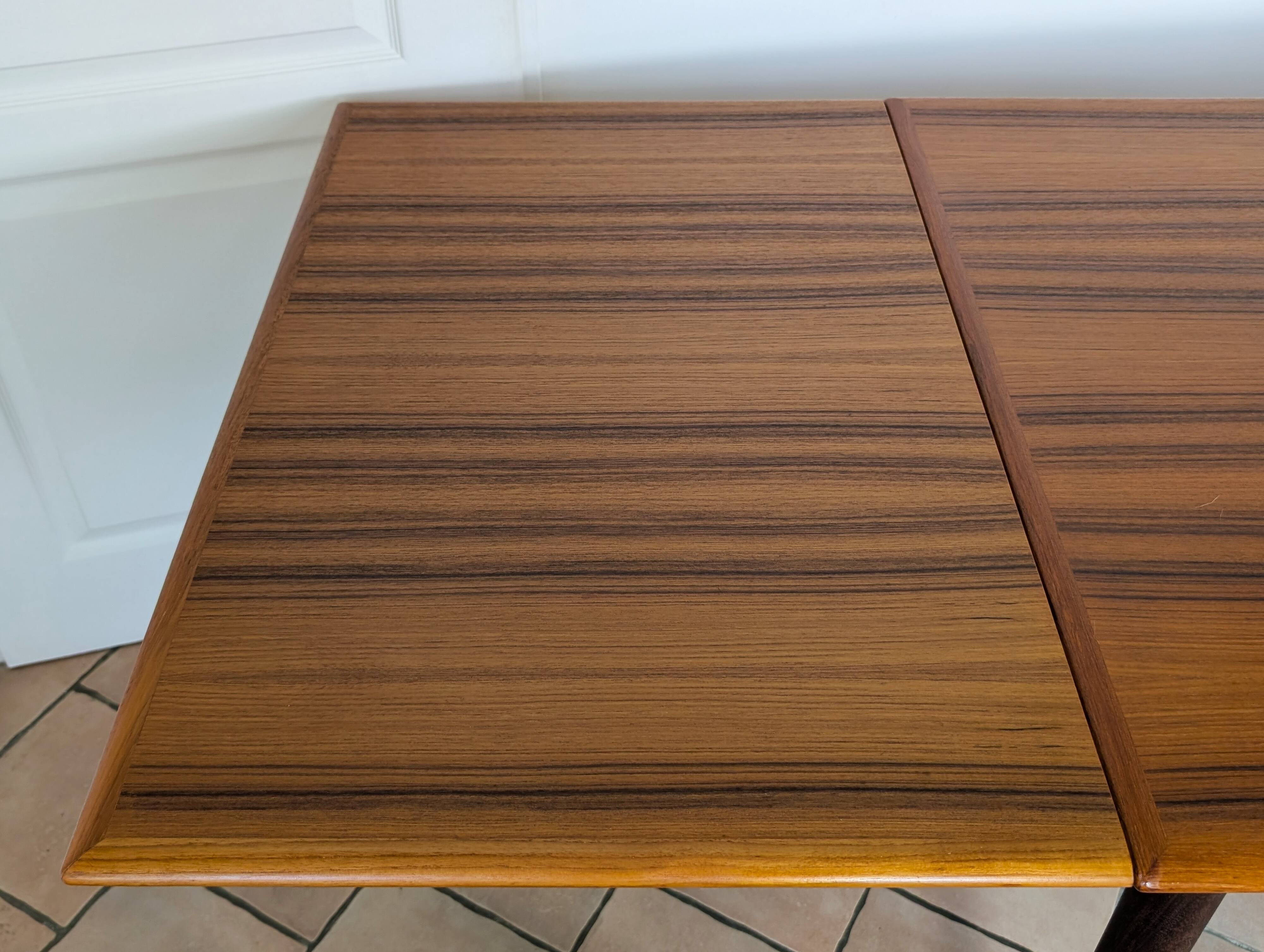 Scandinavian extendable table