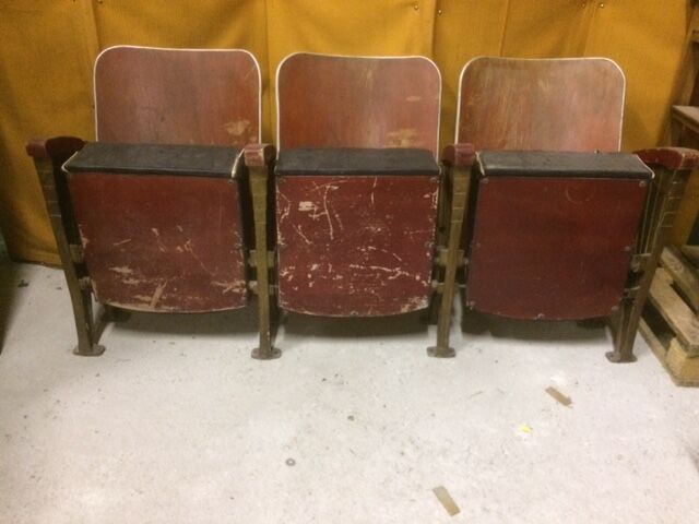 Suite de 3 anciens fauteuil de cinema
