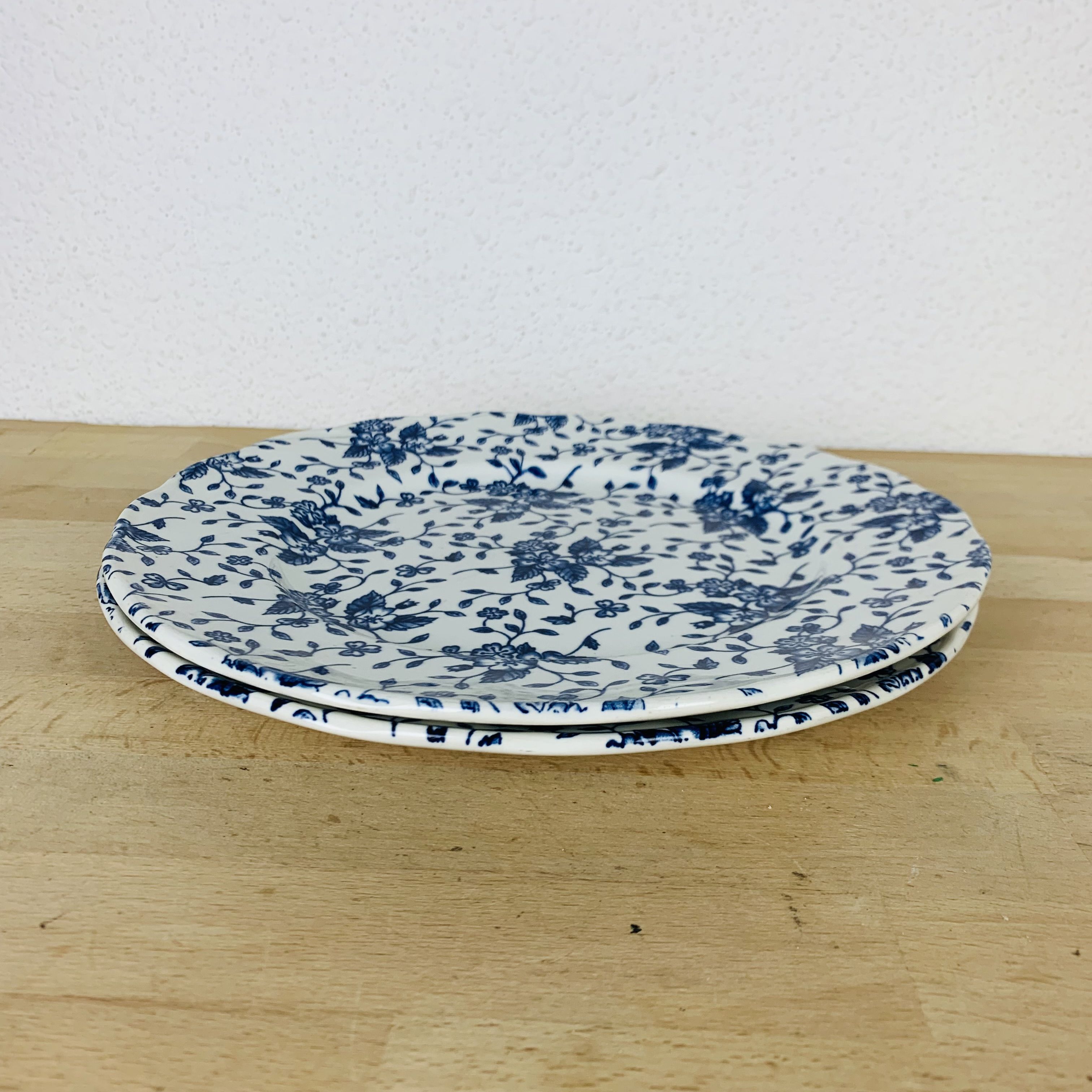 2 English plates blue flowers Royal Tudor Country style bouquet