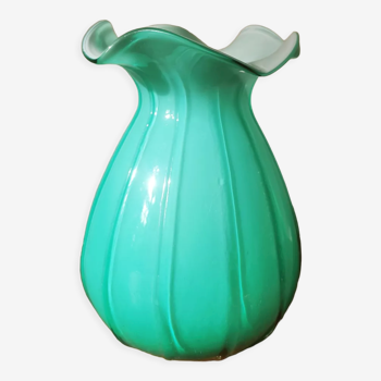 Vase corolle en opaline italienne vert amande
