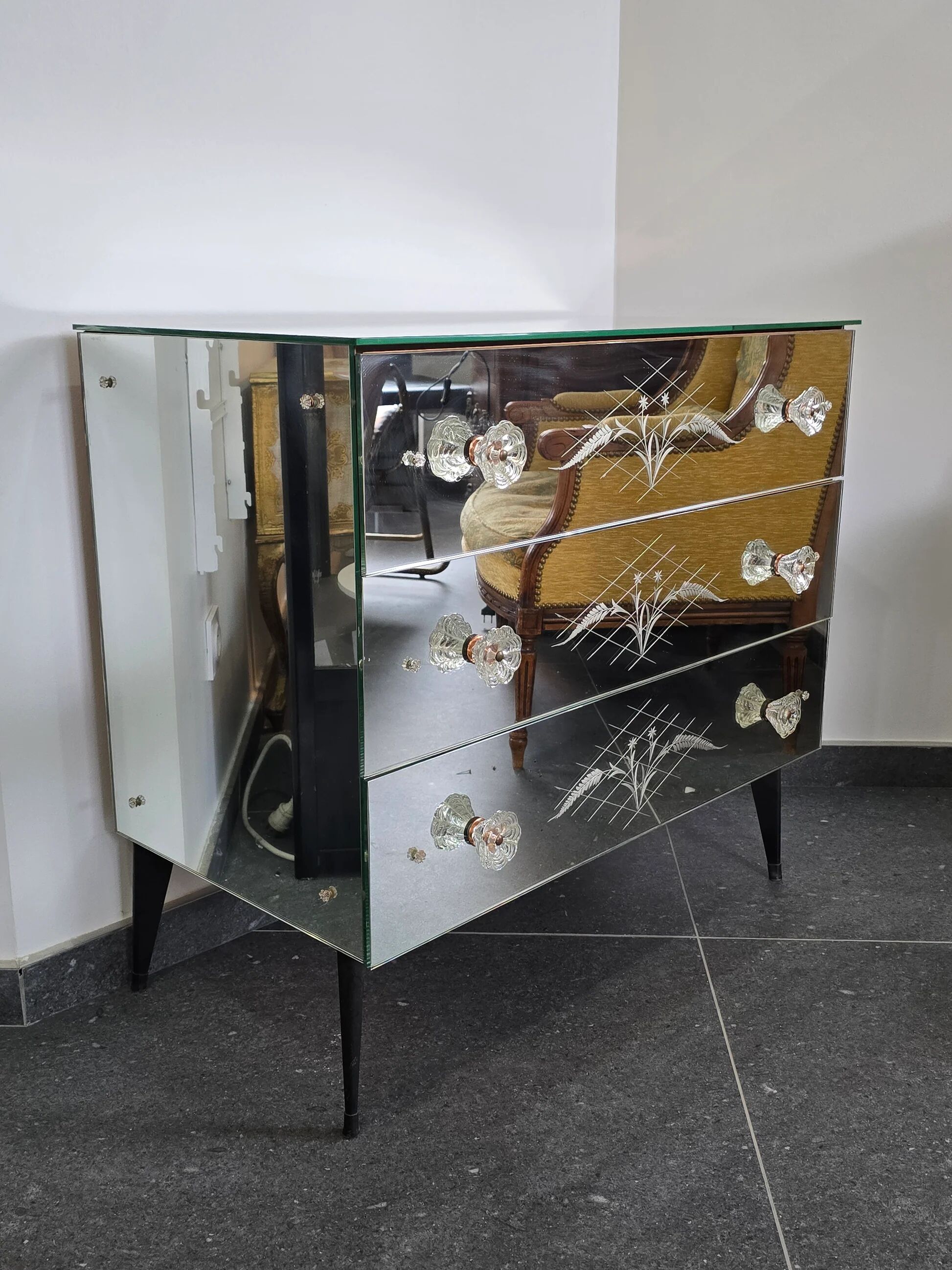 Venetian mirrored commode with 3 drawers