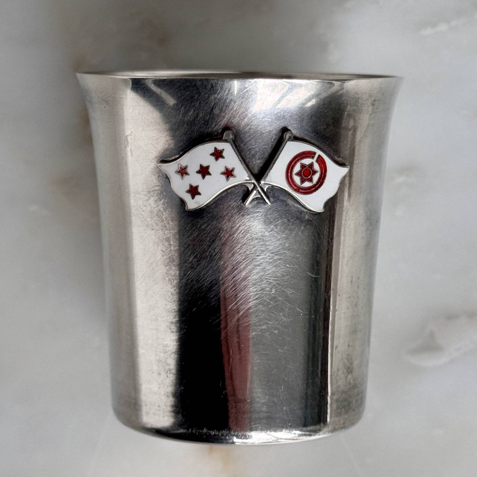 Set of 3 small silver 970 sterling cups with enamelled flags from the 20th century.