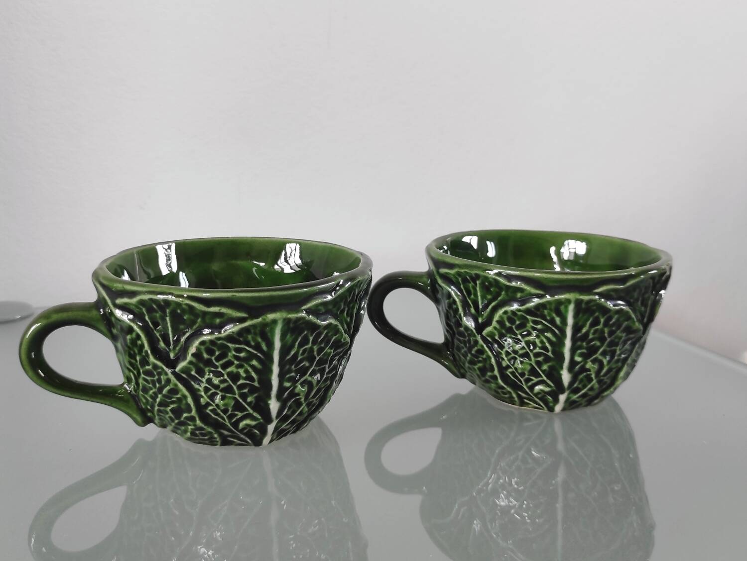 Paire de tasses en barbotine "Feuille de chou" - Caldas da Rainha