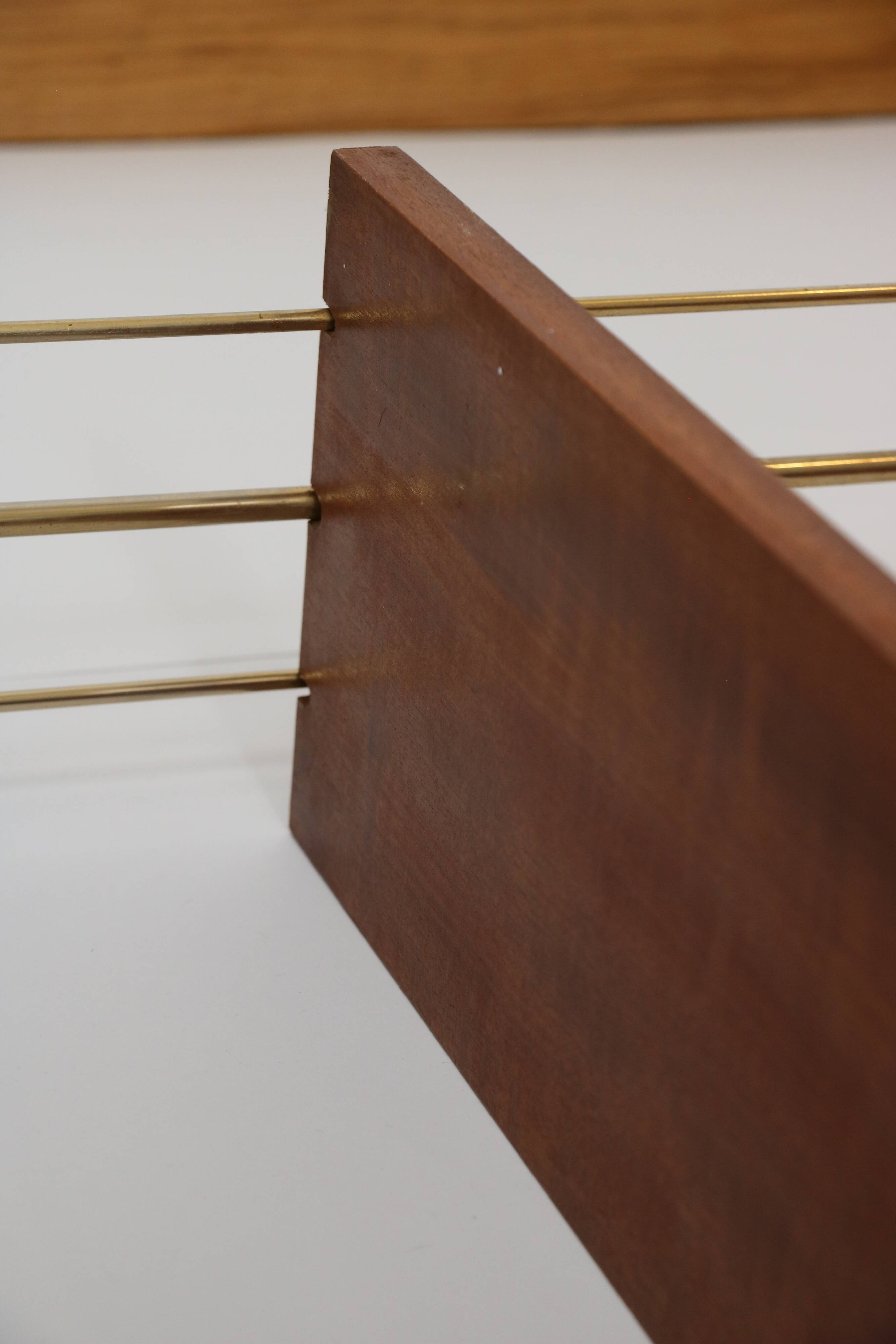 String shelf in teak and gold metal