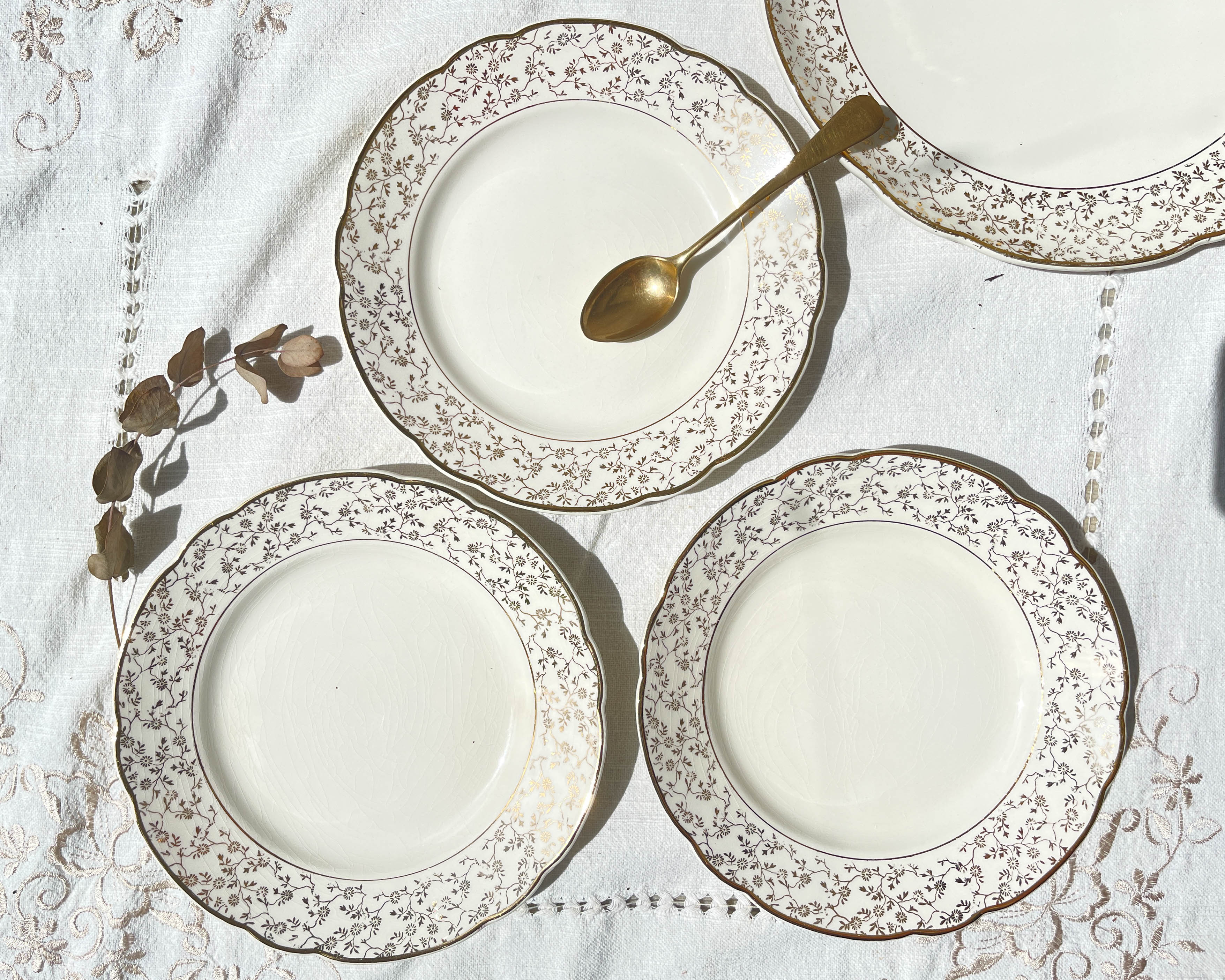 Villeroy & Boch dessert service in white porcelain golden flowers